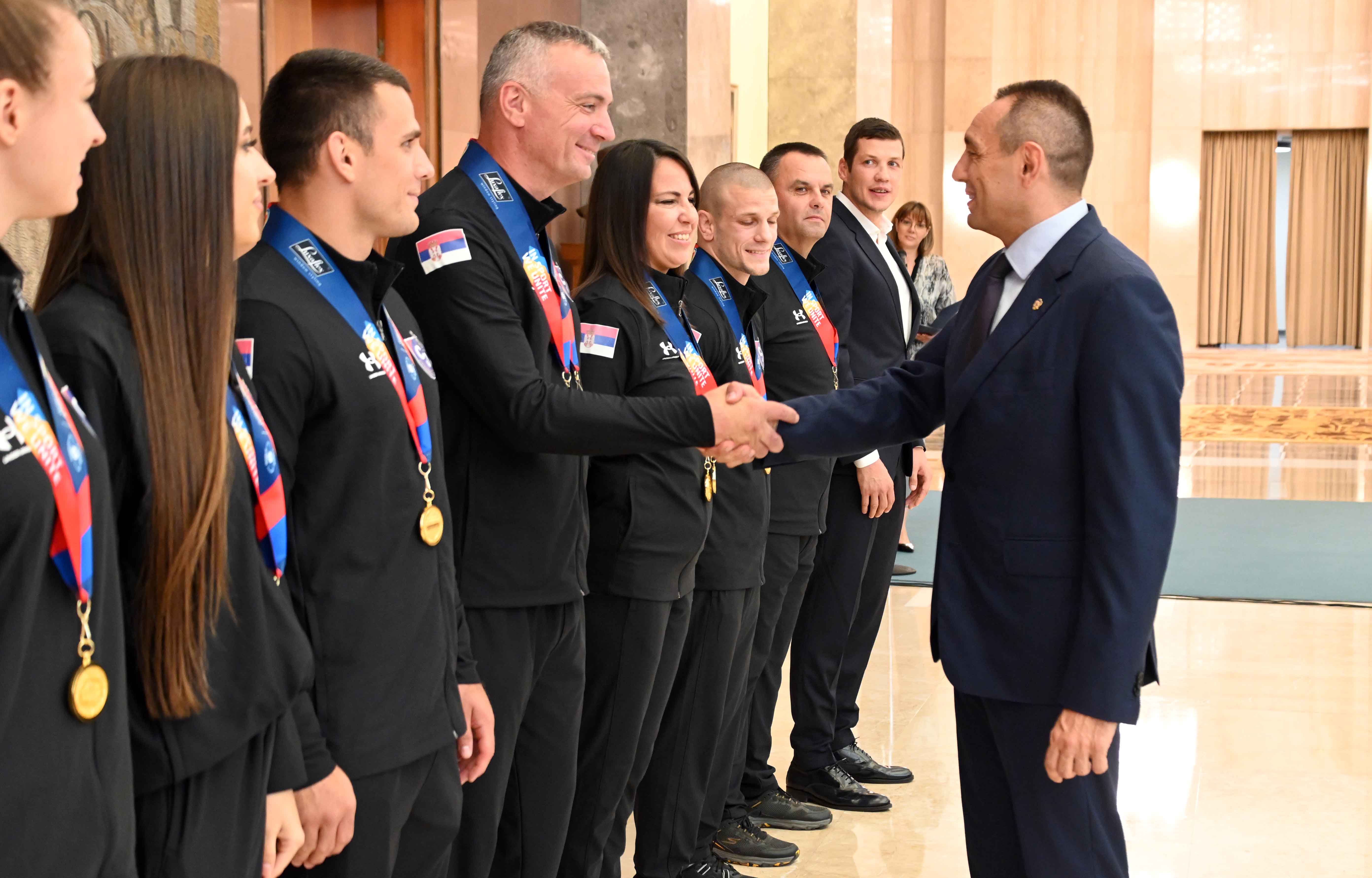 Ministar unutrašnjih poslova Aleksandar Vulin primio osvajače medalјa sa Svetskih policijskih i vatrogasnih igara u Roterdamu