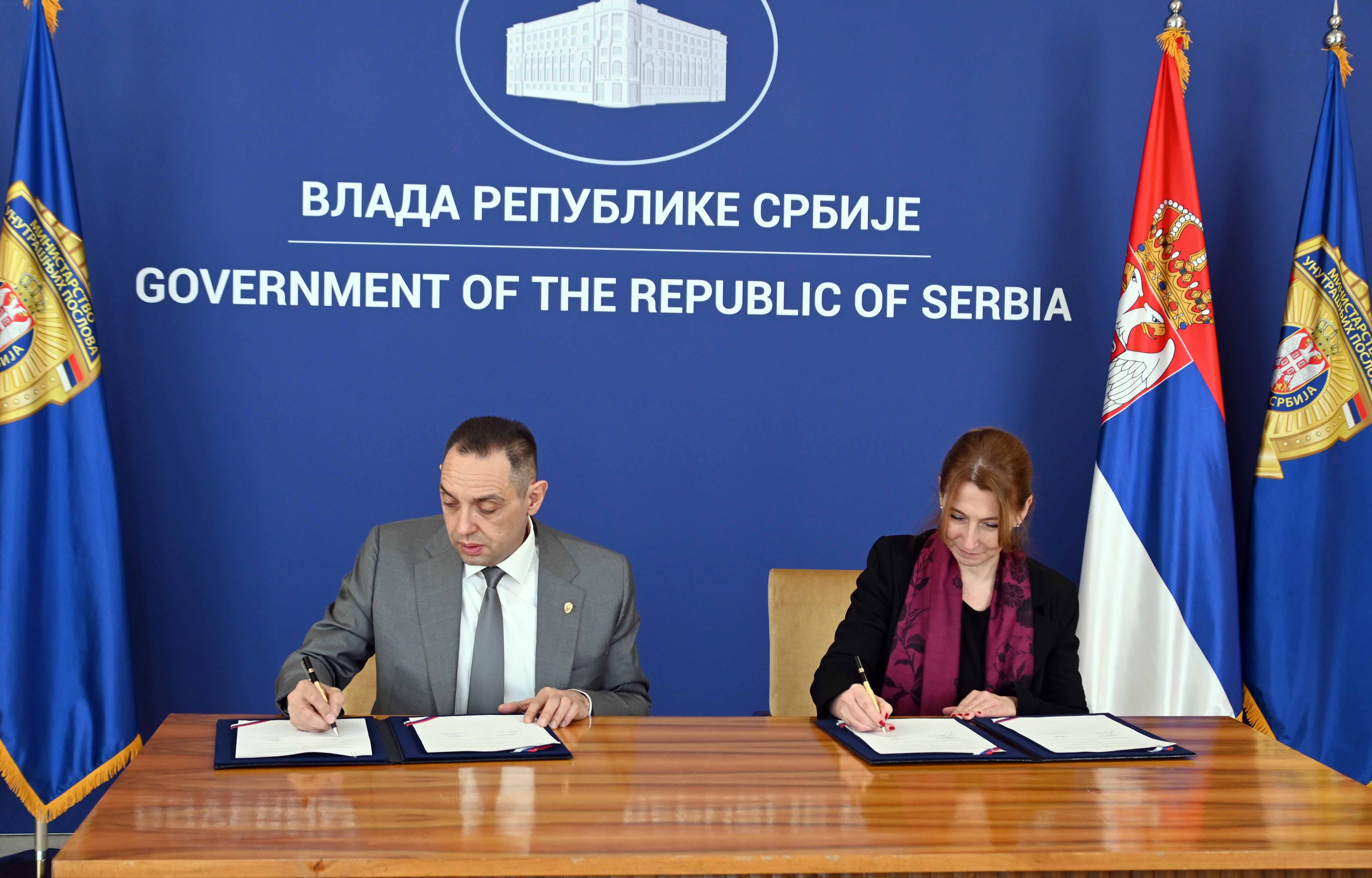 Министар Александар Вулин потписао је данас са деканима седам вискообразовних установа у Србији Споразум о пословној сарадњи