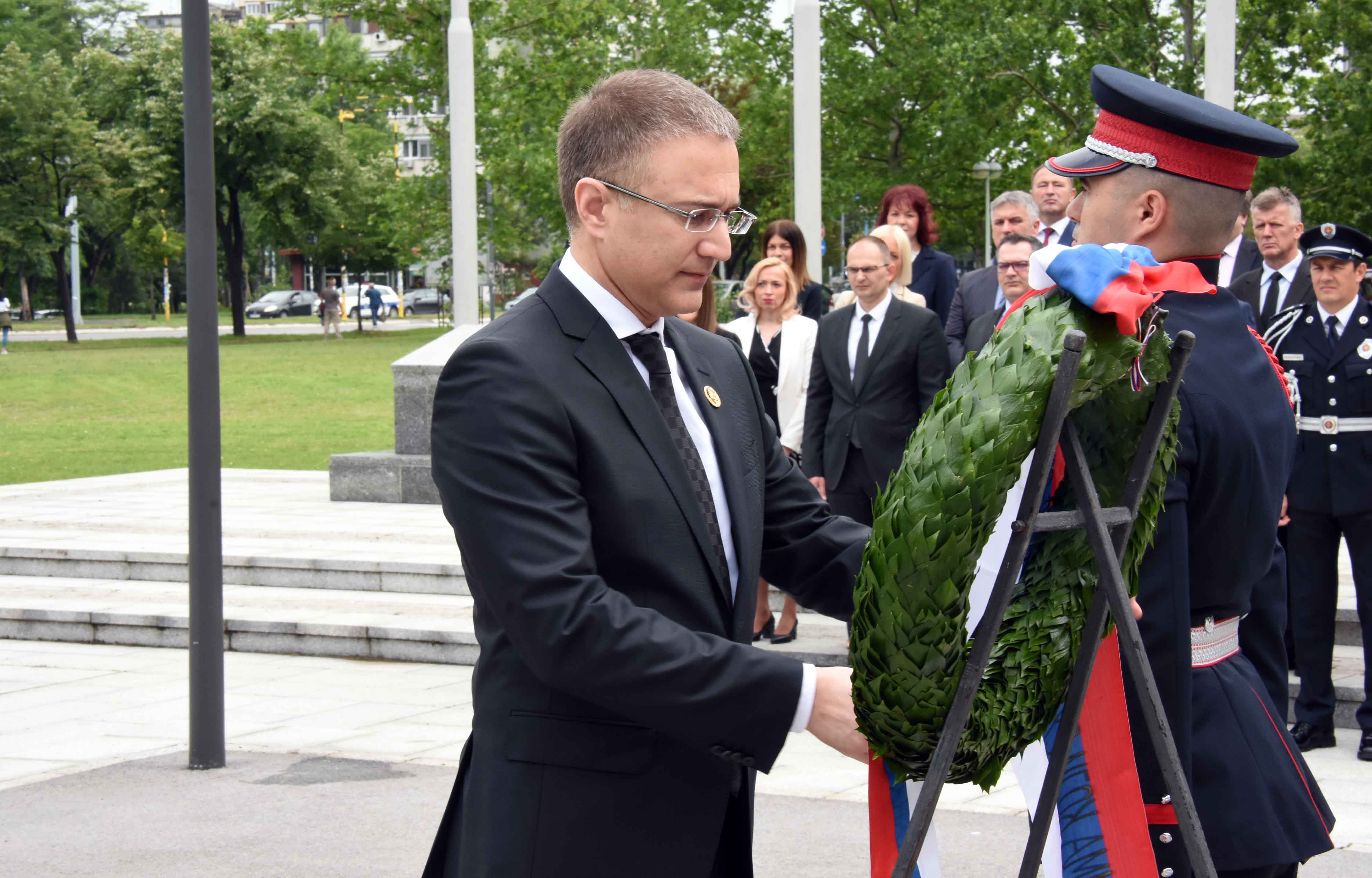 Mинистар Стефановић положио венац на спомен обележје припадницима Министарства унутрашњих послова који су погинули на дужности