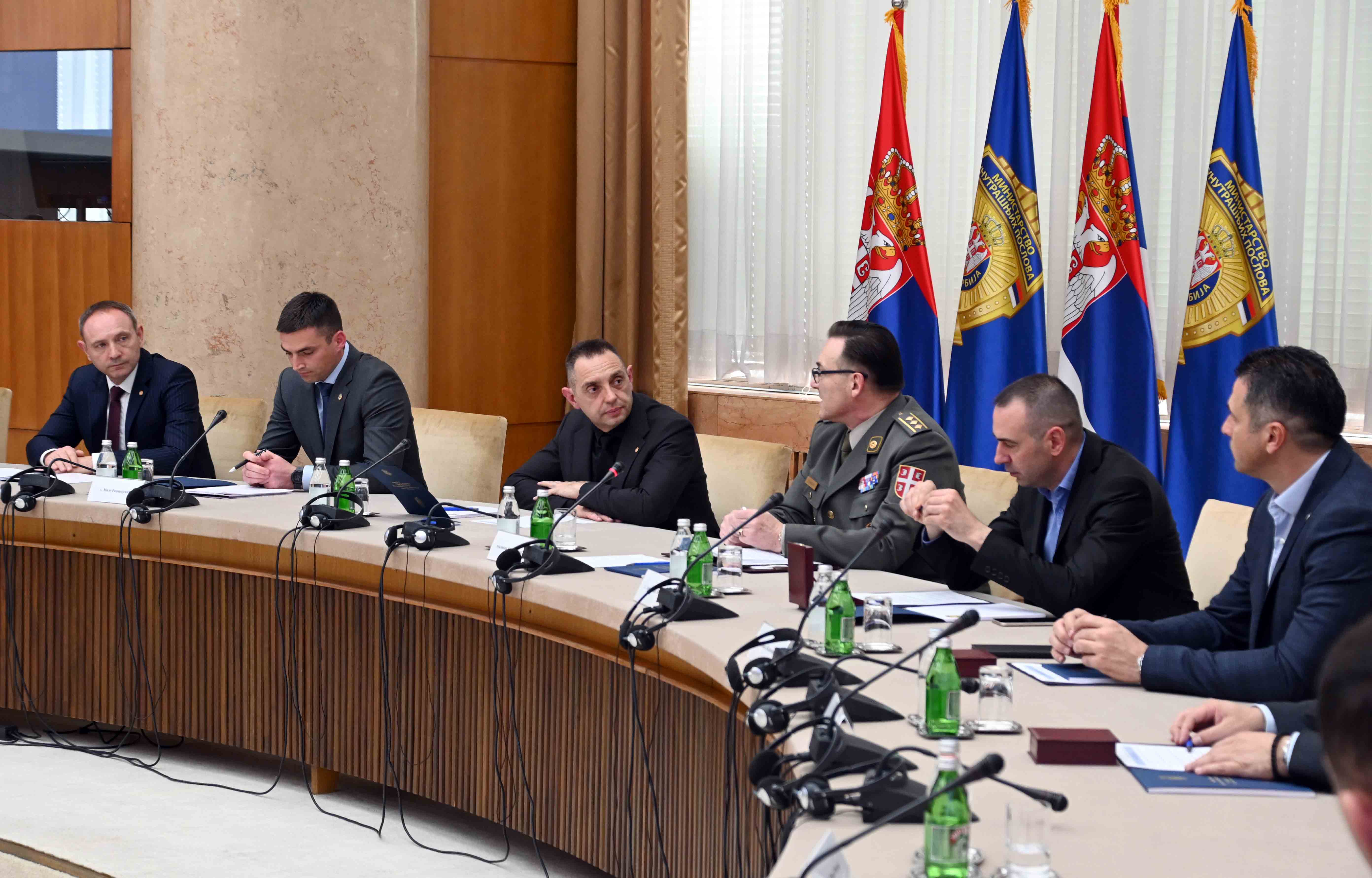 Ministar unutrašnjih poslova Aleksandar Vulin u razgovoru sa polaznicima 11. klase Visokih studija bezbednosti i odbrane