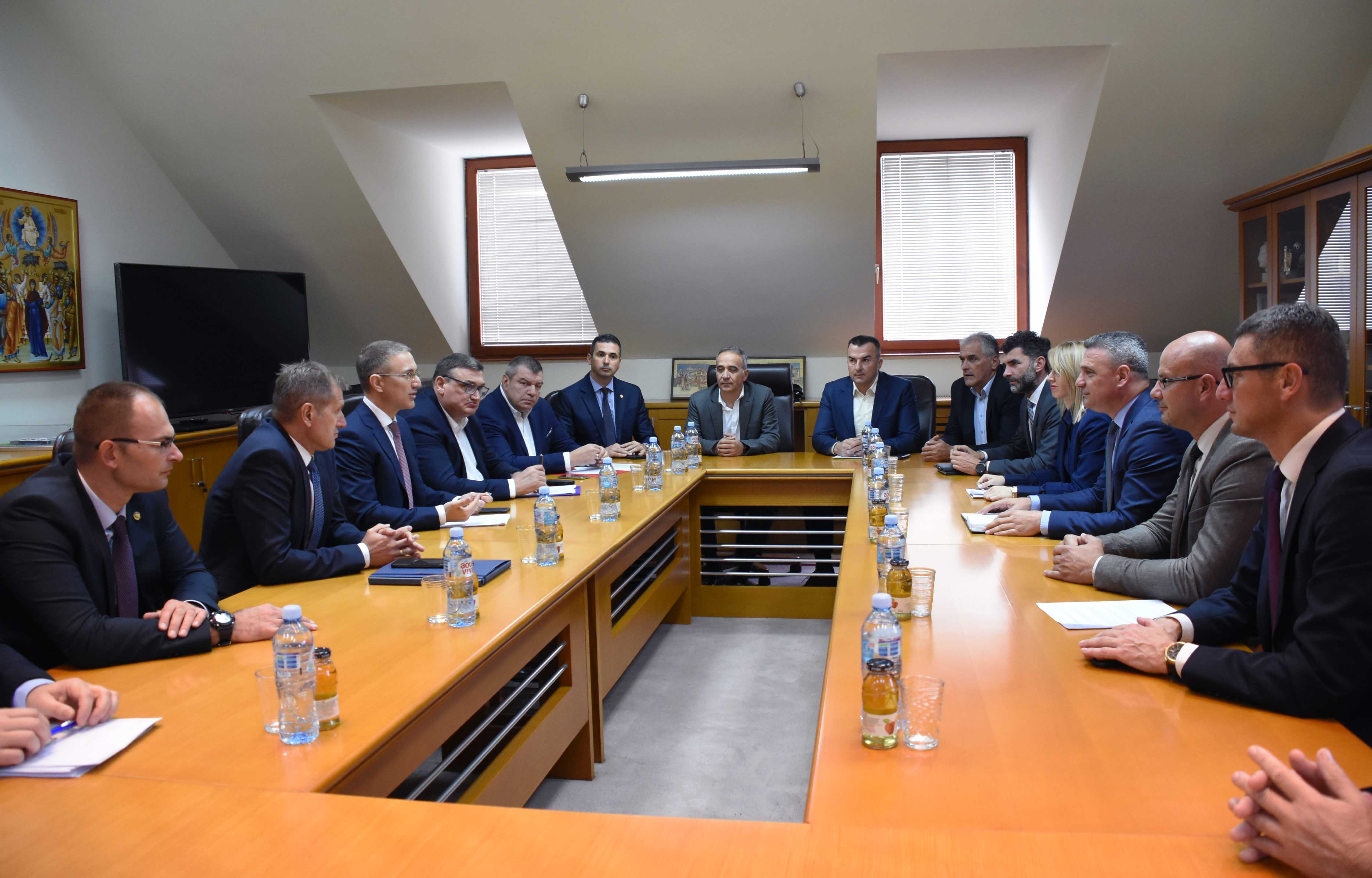 Министар Стефановић разговарао са начелником и полицијским службеницима Полицијске управе у Чачку