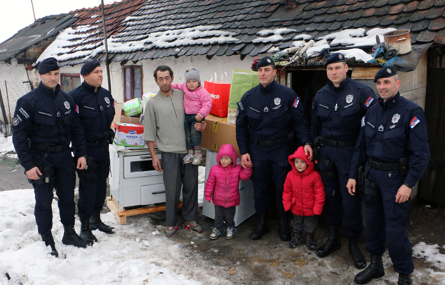 Полицијска бригада уручила хуманитарну помоћ породици из Смедерева