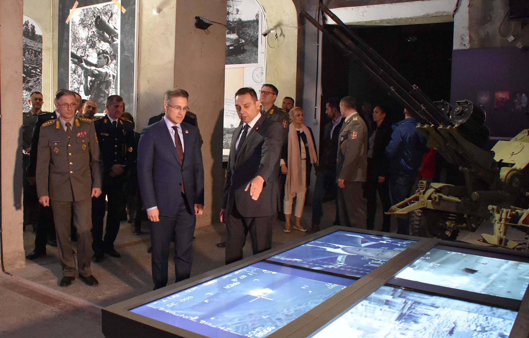 Стефановић и Вулин обишли изложбу „Одбрана 78“ у Музеју града Београда