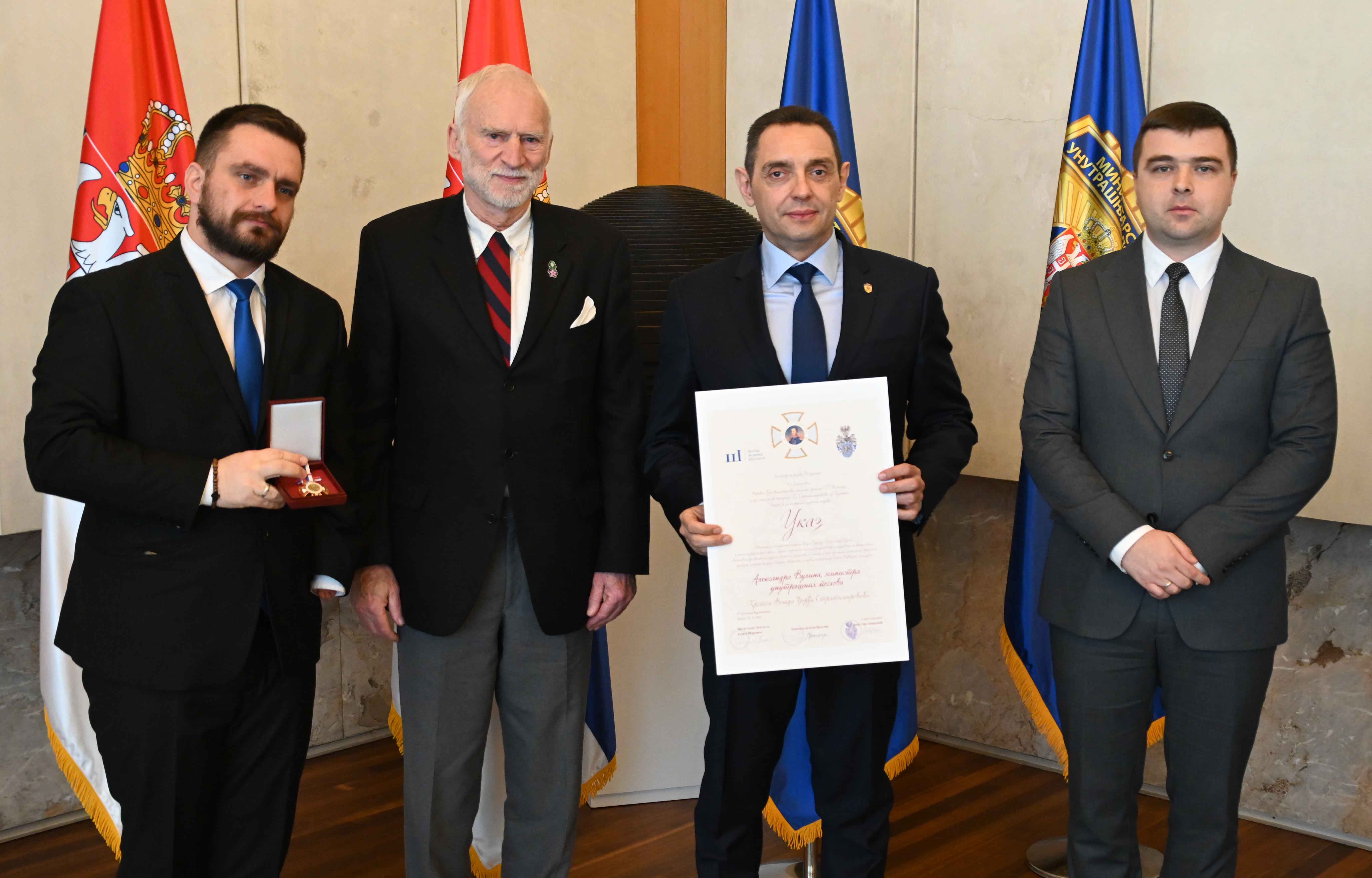 Ministru unutrašnjih poslova Aleksandru Vulinu danas je uručeno visoko crkveno-društveno odlikovanje „Krst vožda Đorđa Stratimirovića“