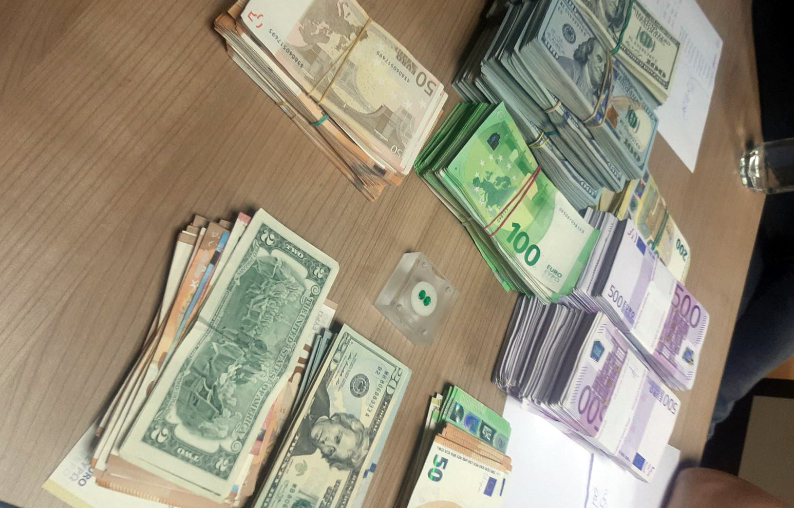 На Граничном прелазу Прешево приликом прегледа аутомобила пронађен непријављен новац – 607.990 евра, 124.924 долара, као и два смарагда