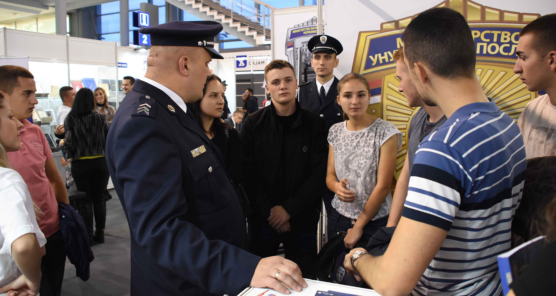 Direktor policije obišao štand MUP-a i KPA na Međunarodnom sajmu knjiga