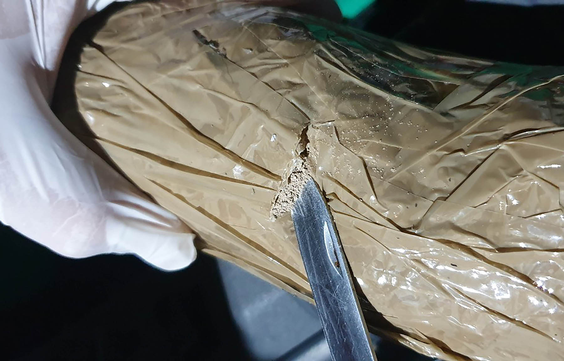 Presečen lanac krijumčarenja heroina, zaplenjeno tri kilograma ovog narkotika i uhapšene tri osobe