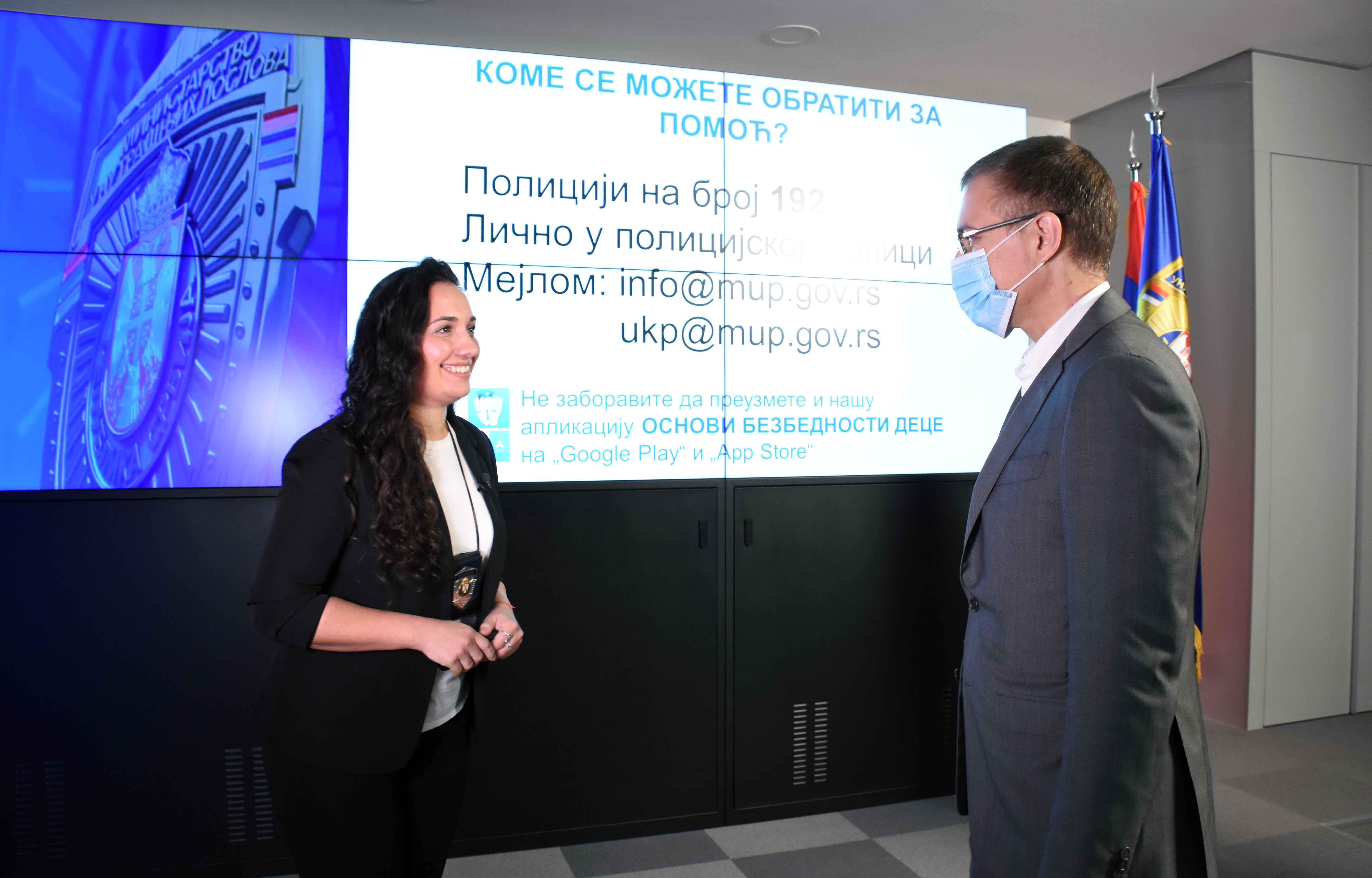 Ministar Stefanović prisustvovao snimanju časa na temu bezbednog korišćenja interneta i društvenih mreža