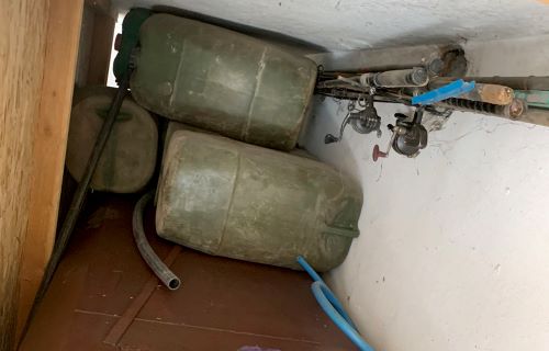 Policija u Novim Banovcima pronašla metalni tank sa 2.700 litara naftnih derivata
