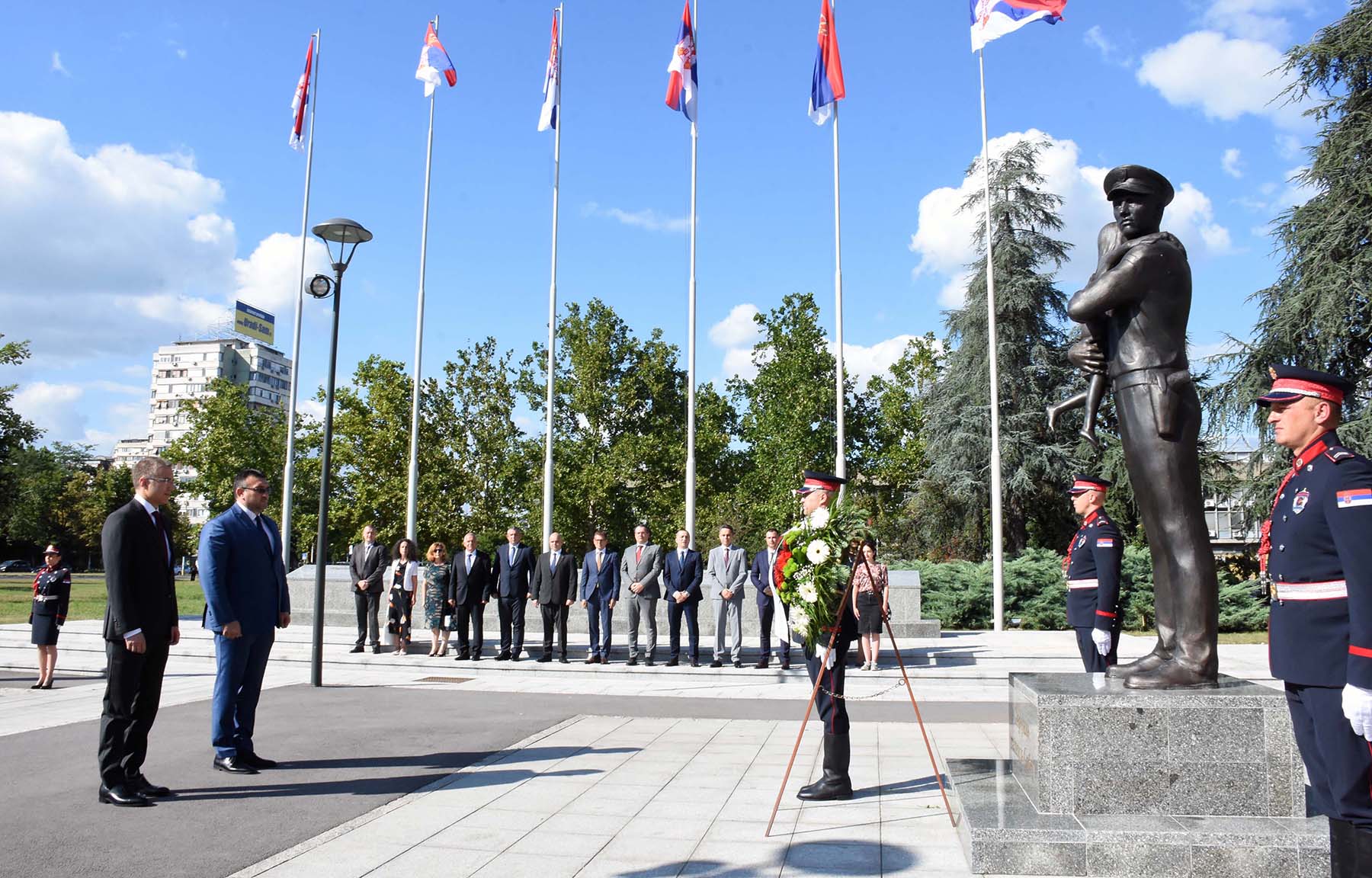 Стефановић и Маринов положили венац на спомен обележје припадницима Министарства унутрашњих послова