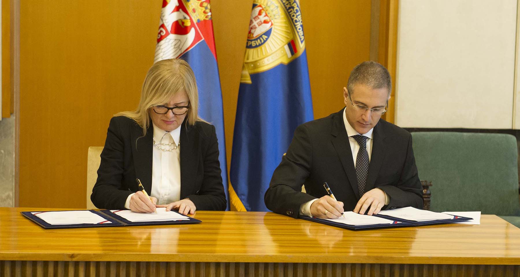 Stefanović i Čizmarov potpisali ugovor o donaciji za nabavku opreme u oblasti traganja, zaštite i spasavanja