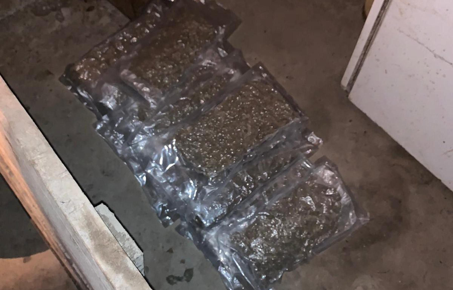 Полиција приликом претреса возила осумњичених пронашла 33 пакета са 10,5 килограма марихуане