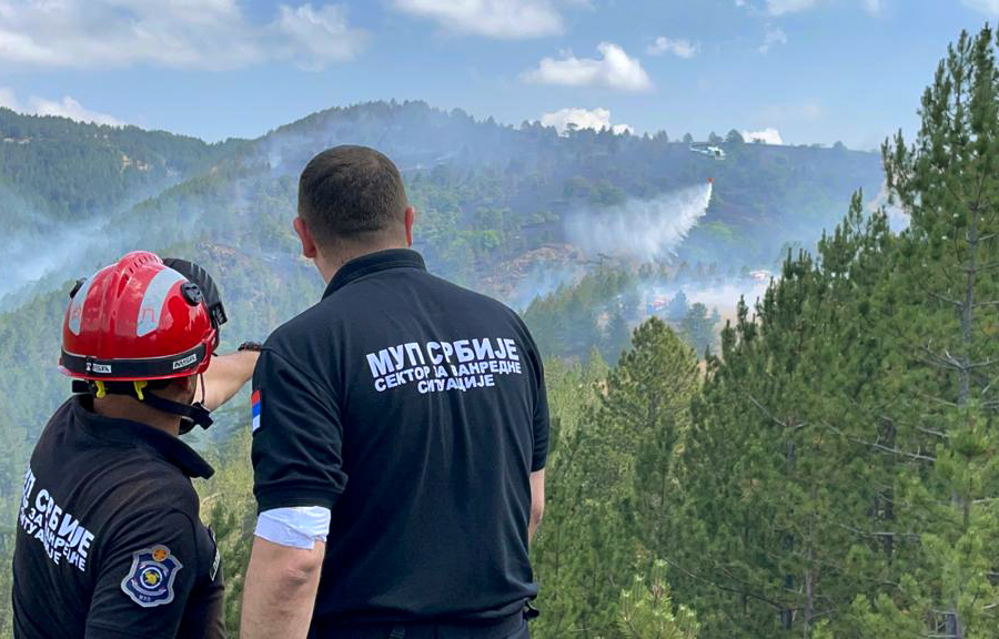 Ватрогасци-спасиоци у садејству са Хеликоптерском јединицом настављају са гашењем пожара на Мокрој Гори