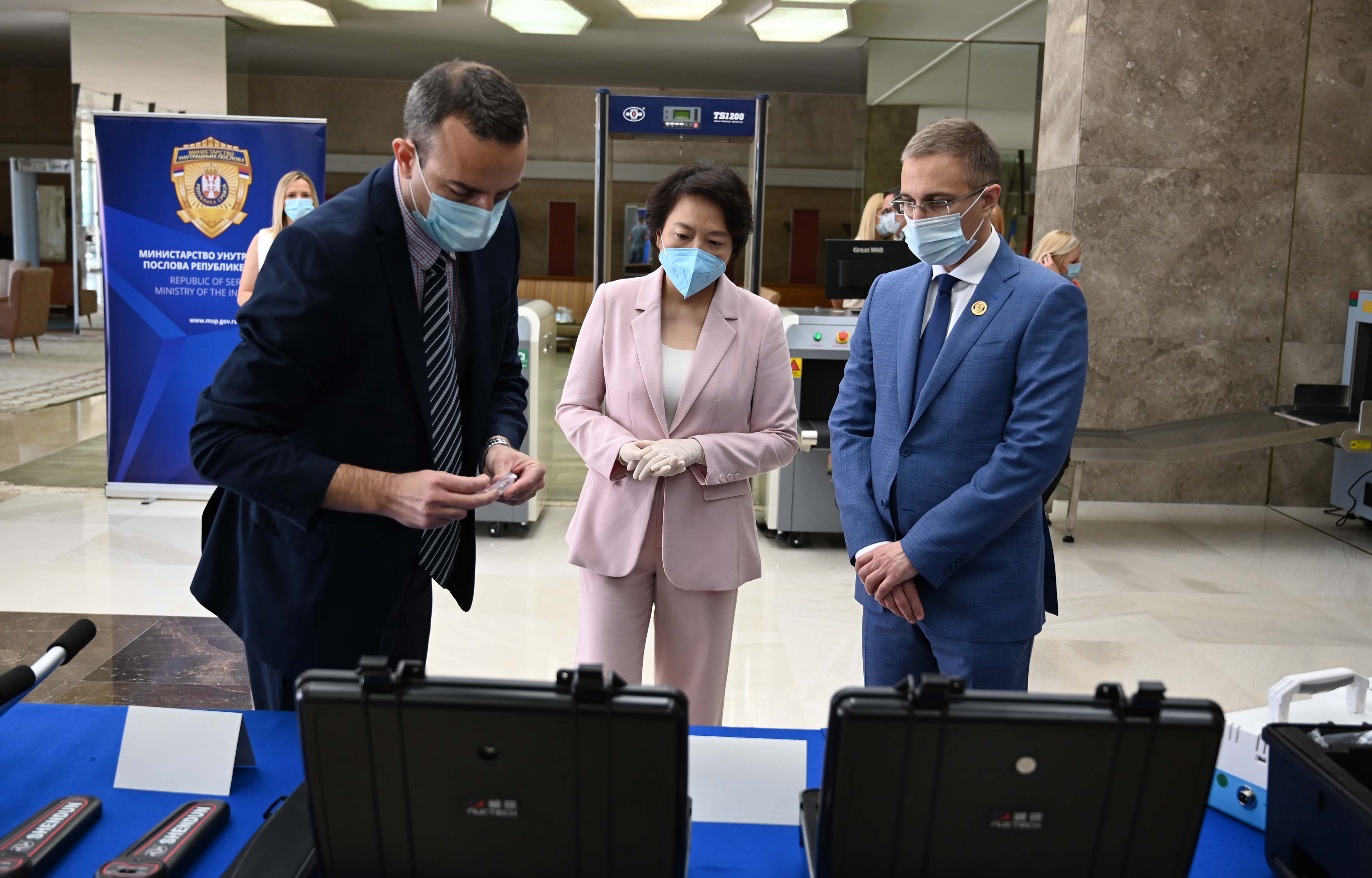 Stefanović i Čen Bo prisustvovali  primopredaji opreme  koju je Ministarstvo javne bezbednosti Kine doniralo MUP-u Srbije
