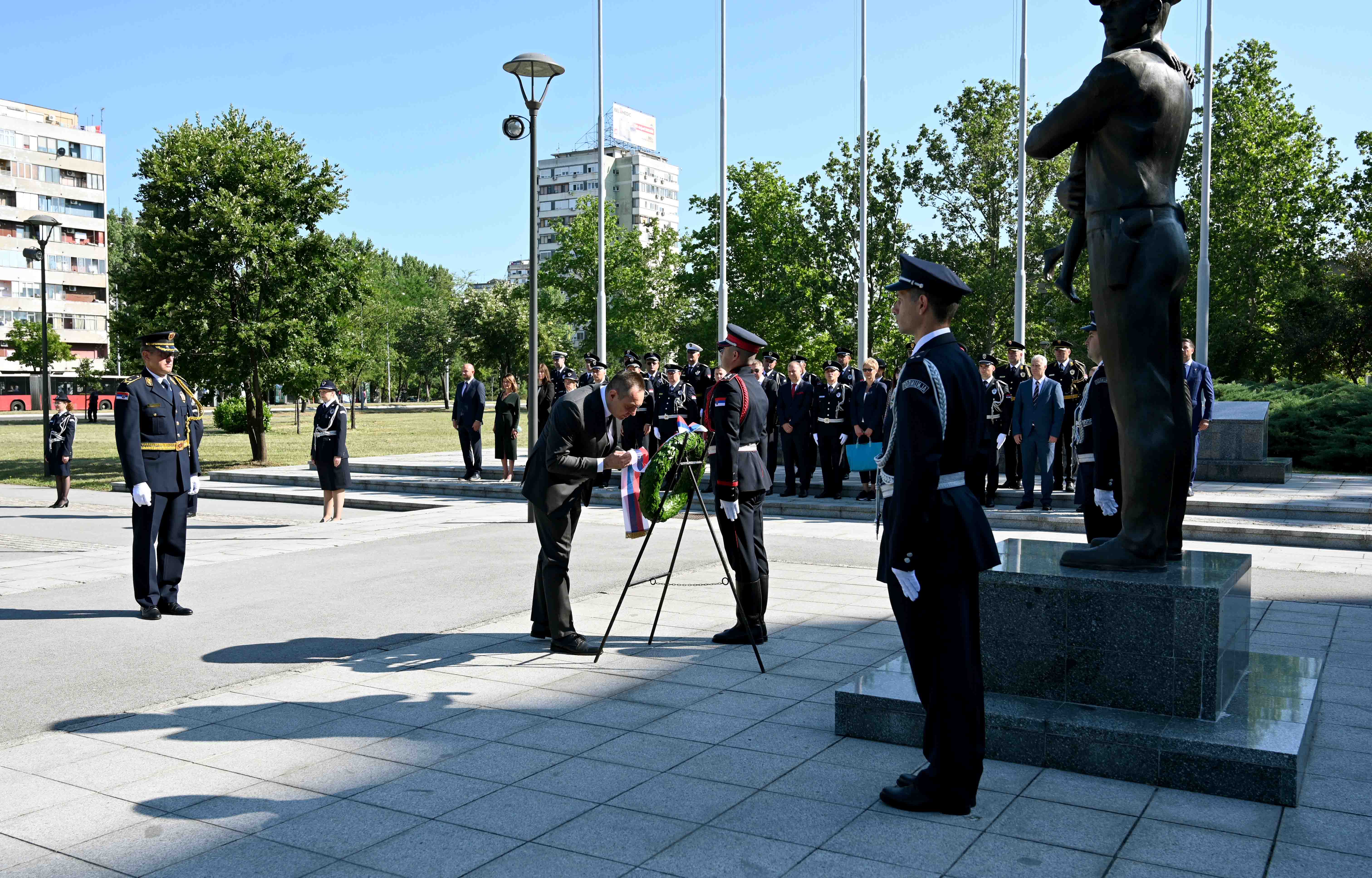 Министар Вулин положио венац на спомен-обележје у знак сећања на страдале  полицијске службенике и присуствовао сечењу славског колача