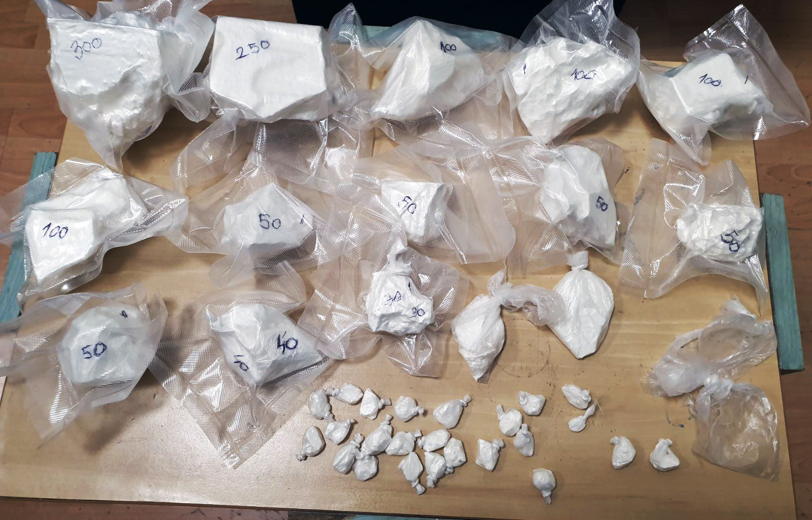 Полиција у две одвојене акције запленила око килограм и по кокаина и два килограма амфетамина