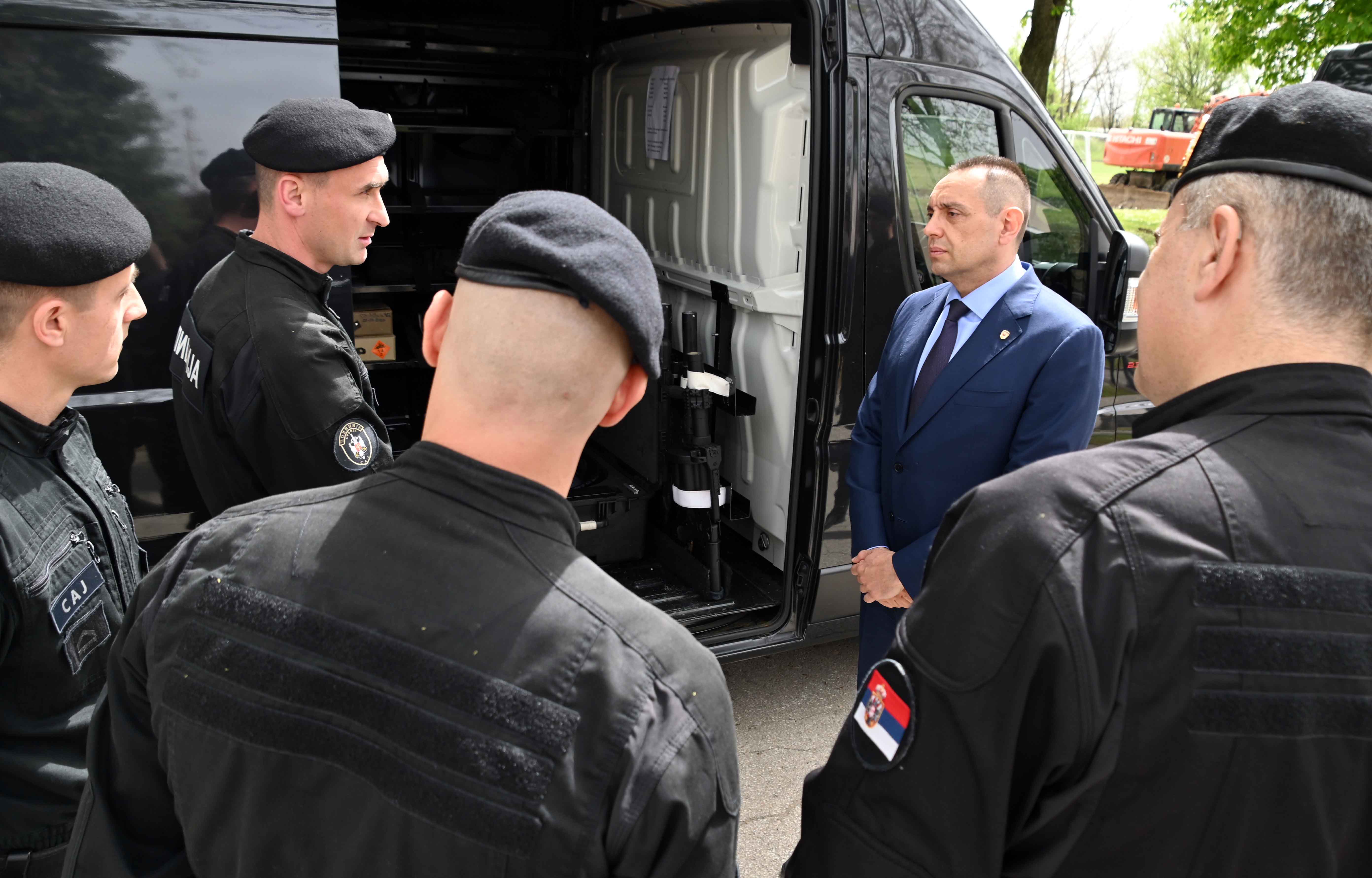 Министар Вулин у бази САЈ-а на Ускрс: Ниједан Србин никада неће остати без пажње своје државе
