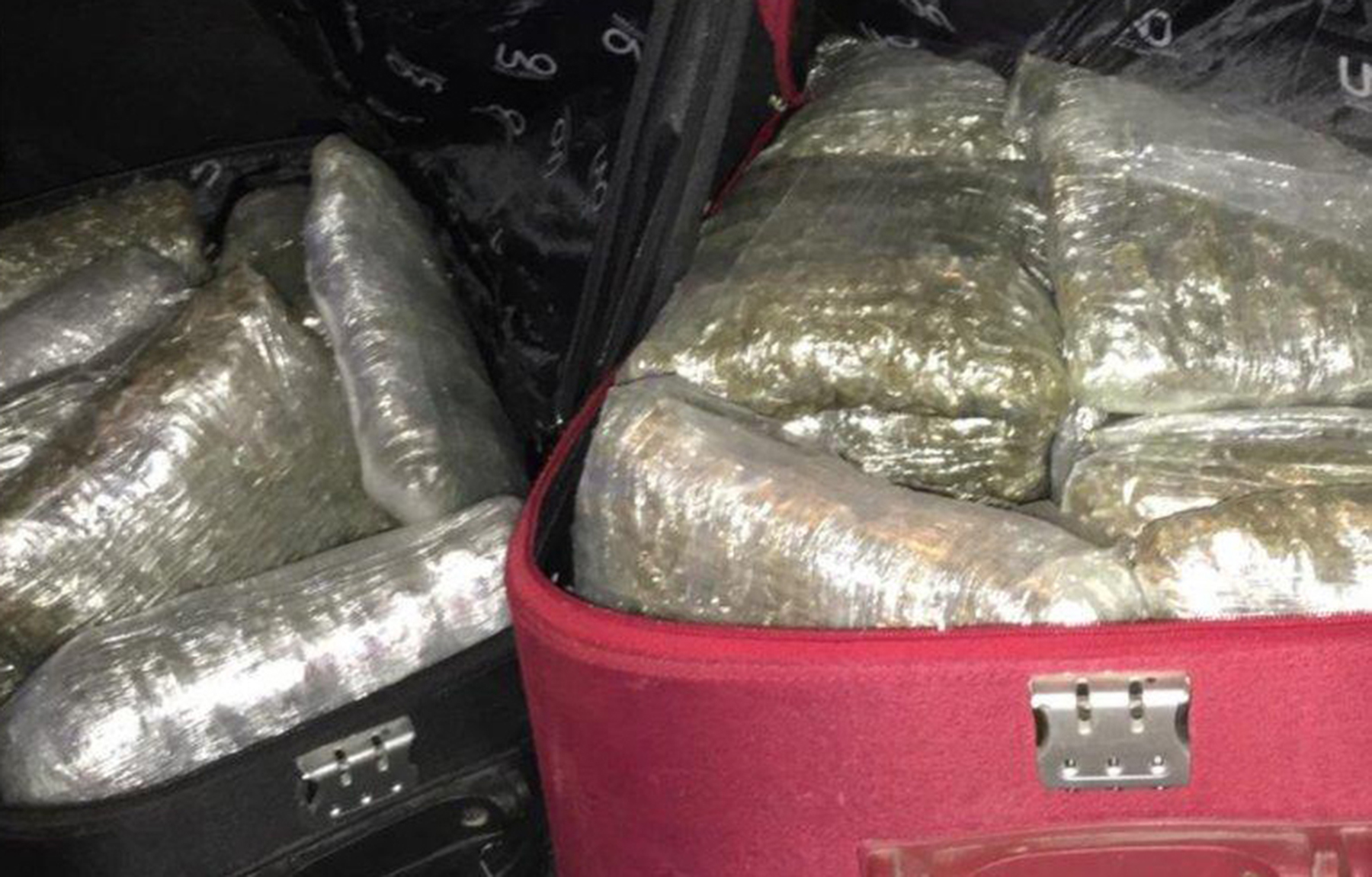Полиција у три одвојене акције, запленила више од 17 килограма марихуане, 124 грама кокаина и ухапсила пет особа