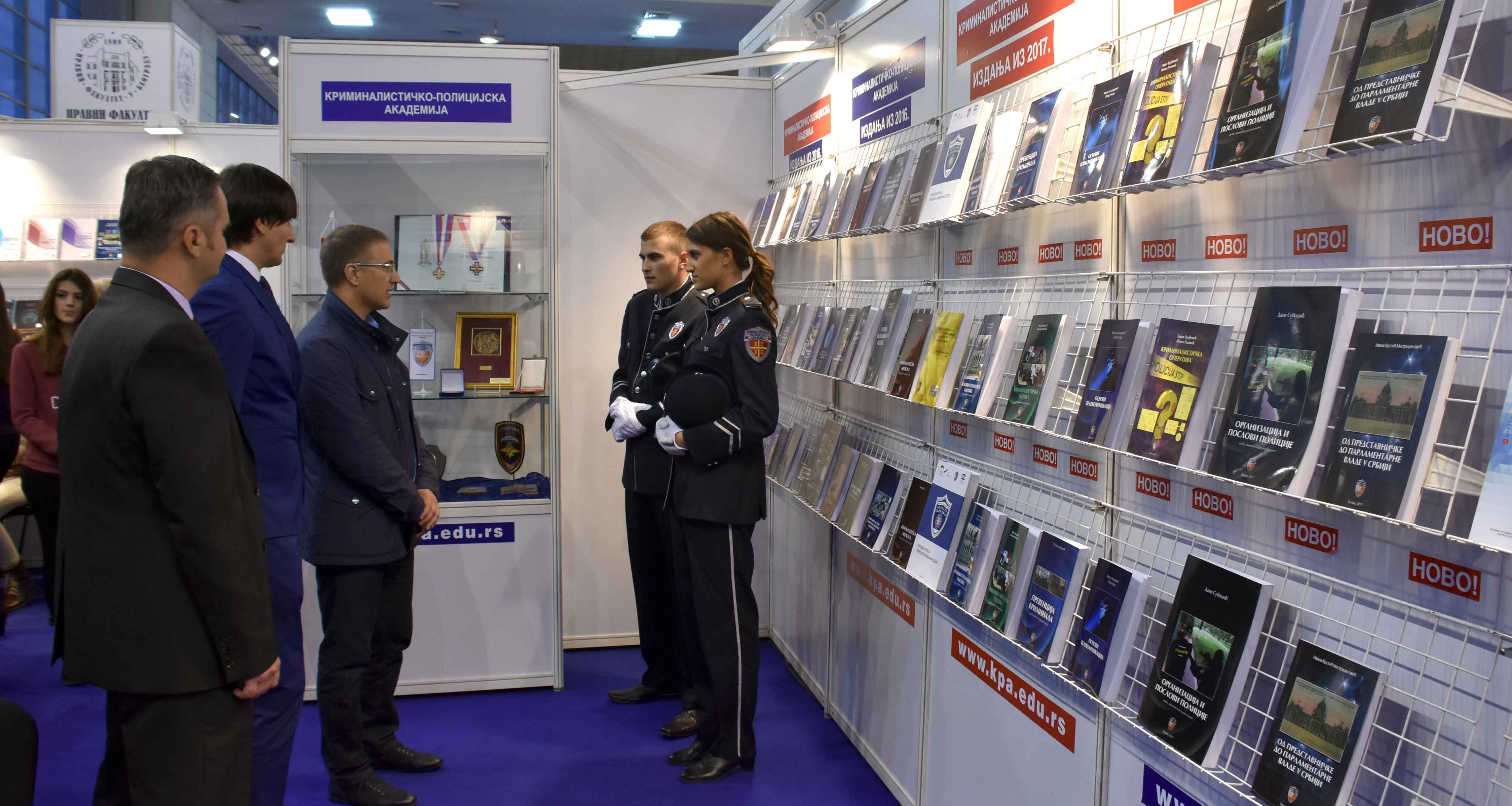 Ministar Stefanović obišao štand Kriminalističko-policijske akademije na Međunarodnom sajmu knjiga