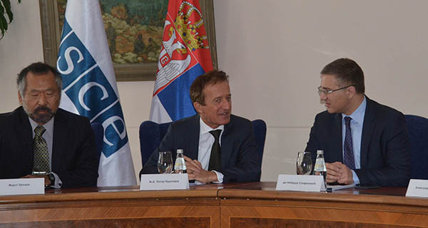 Ministar unutrašnjih poslova dr Nebojša Stefanović sa šefom Misije OEBS-a u Srbiji, Peterom Burkhardom 