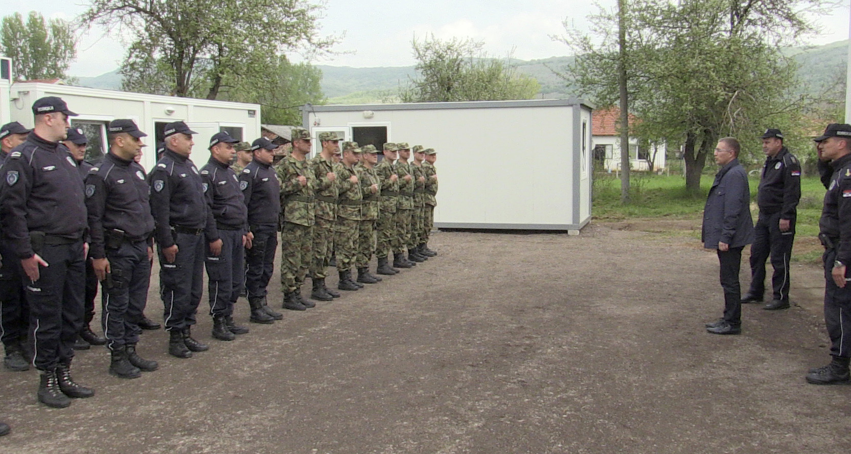 Стефановић: Здруженe снагe војске и полиције ефикасне у заштити државне границе
