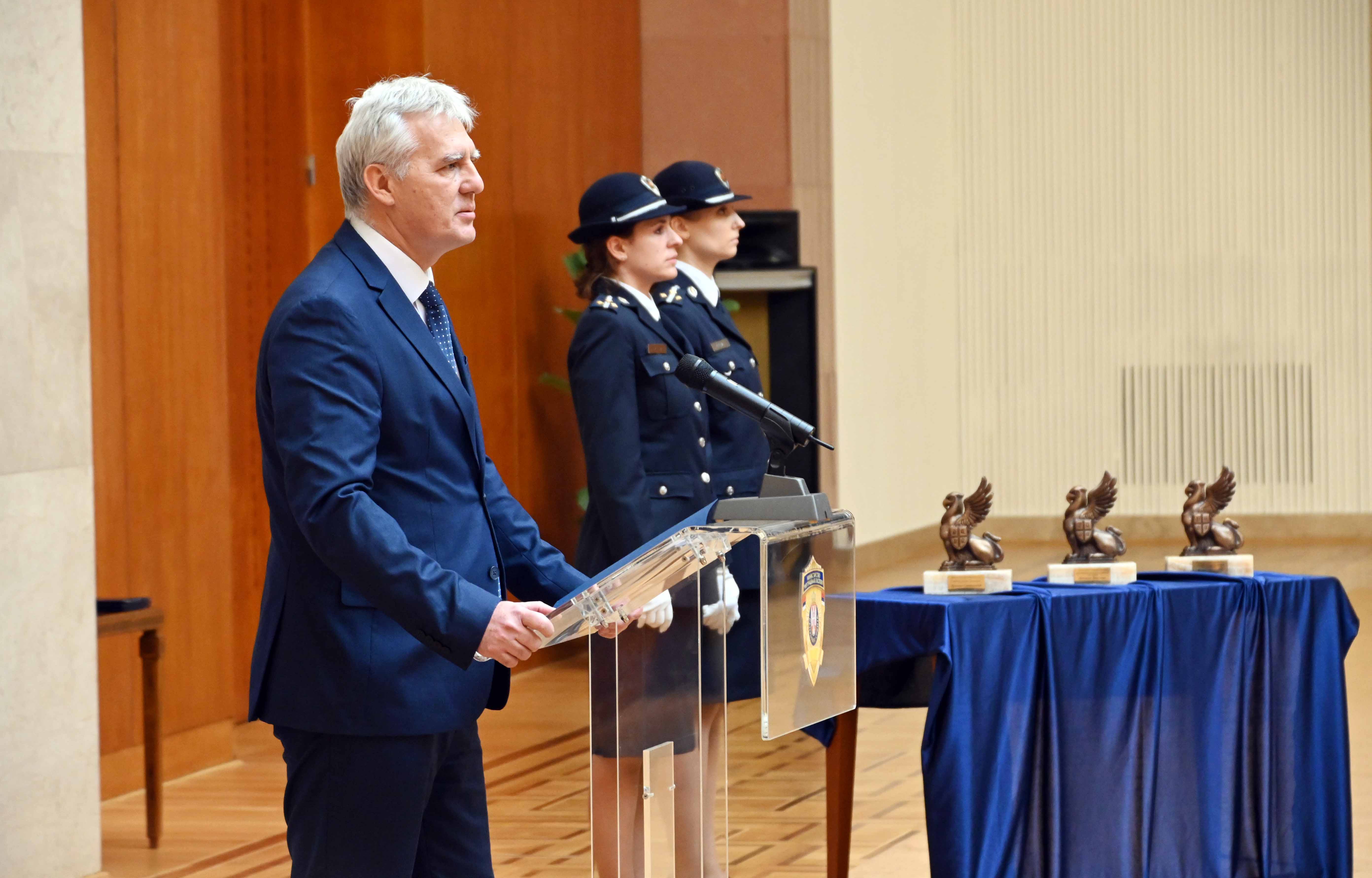 Ministar Vulin uručio tradicionalne nagrade pripadnicima MUP-a: Srbija ima lјude na koje može da se osloni