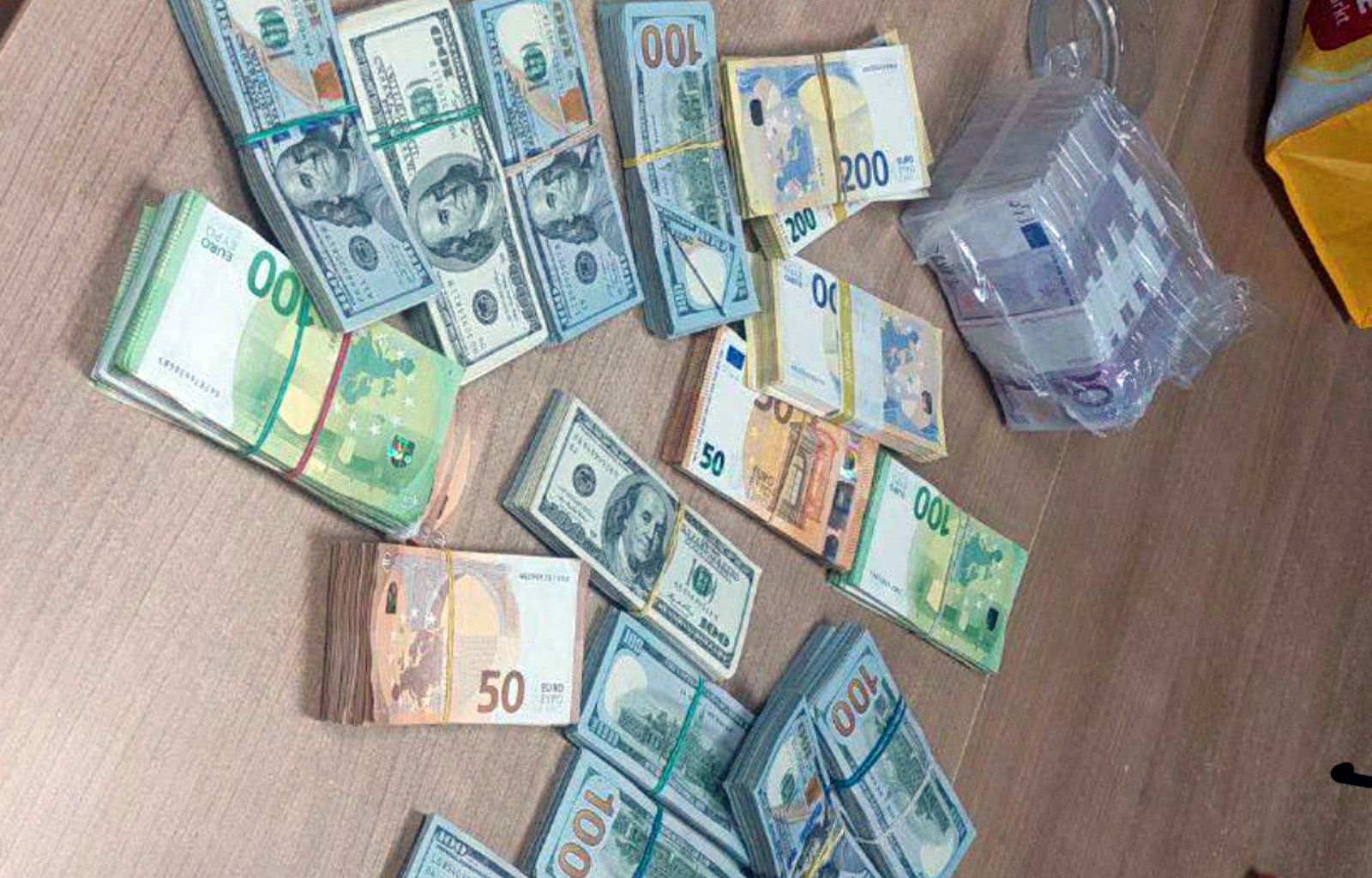 Na Graničnom prelazu Preševo prilikom pregleda automobila pronađen neprijavlјen novac – 607.990 evra, 124.924 dolara, kao i dva smaragda