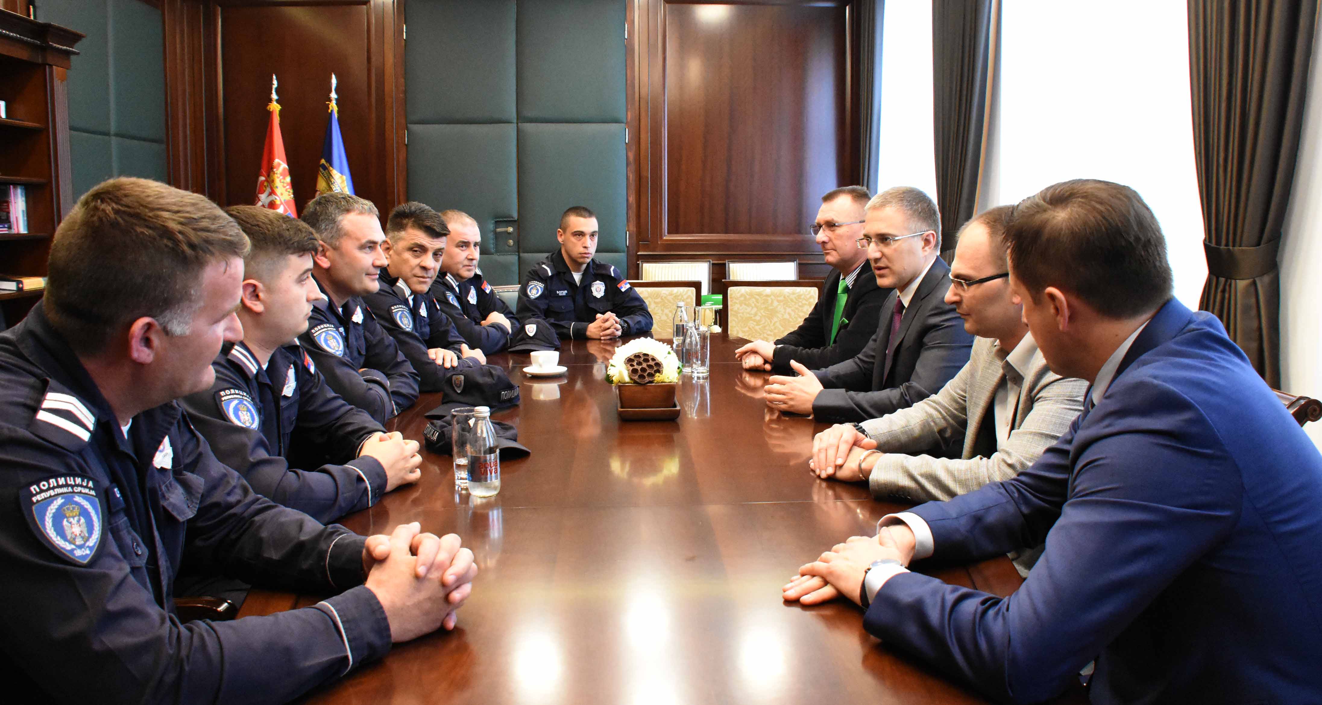 Министар Стефановић наградио храбре полицајце