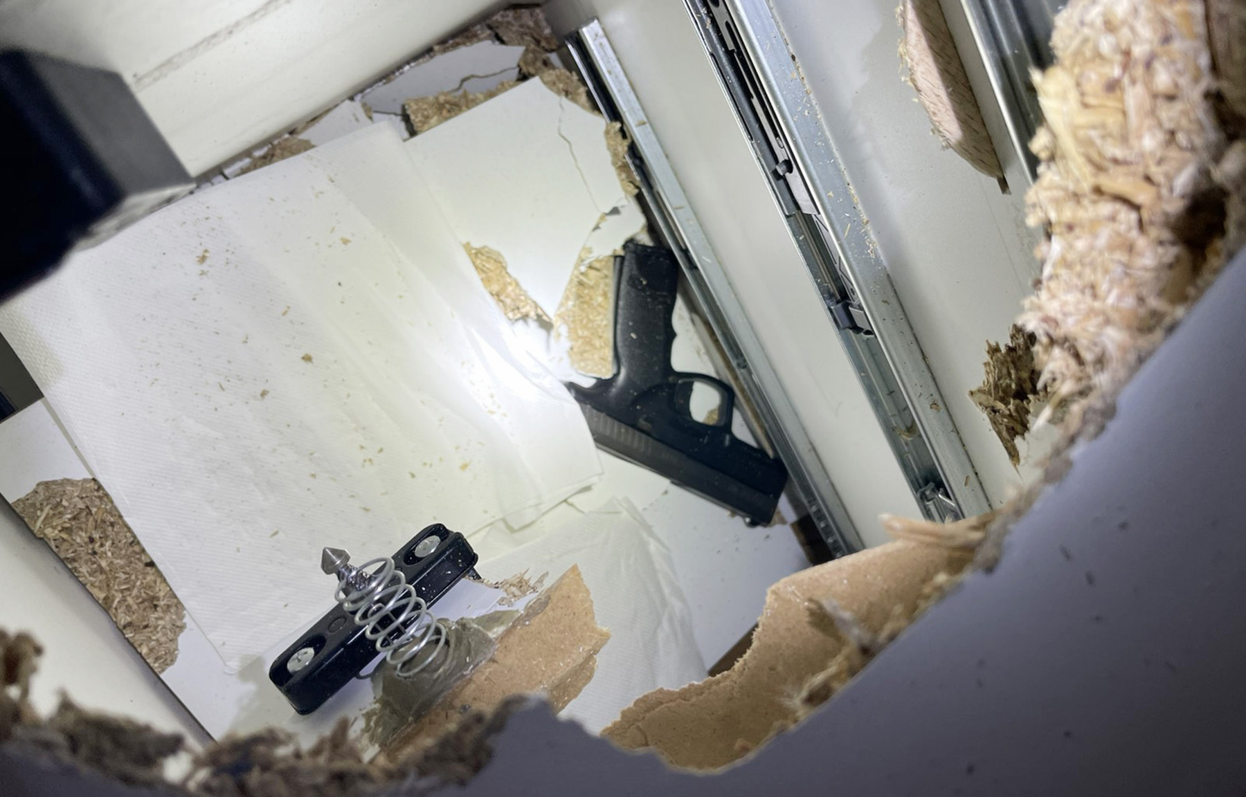 Pretresom stana koji osumnjičeni koristi pronađen pištolj i municija
