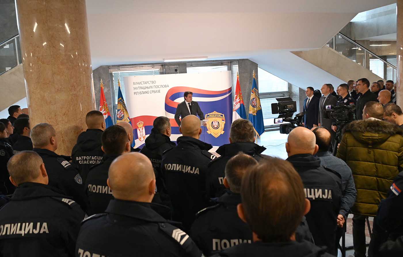 Ministar Gašić zahvalio policijskim službenicima i vatrogascima na brzom i hrabrom reagovanju u akcidentu sa amonijakom
