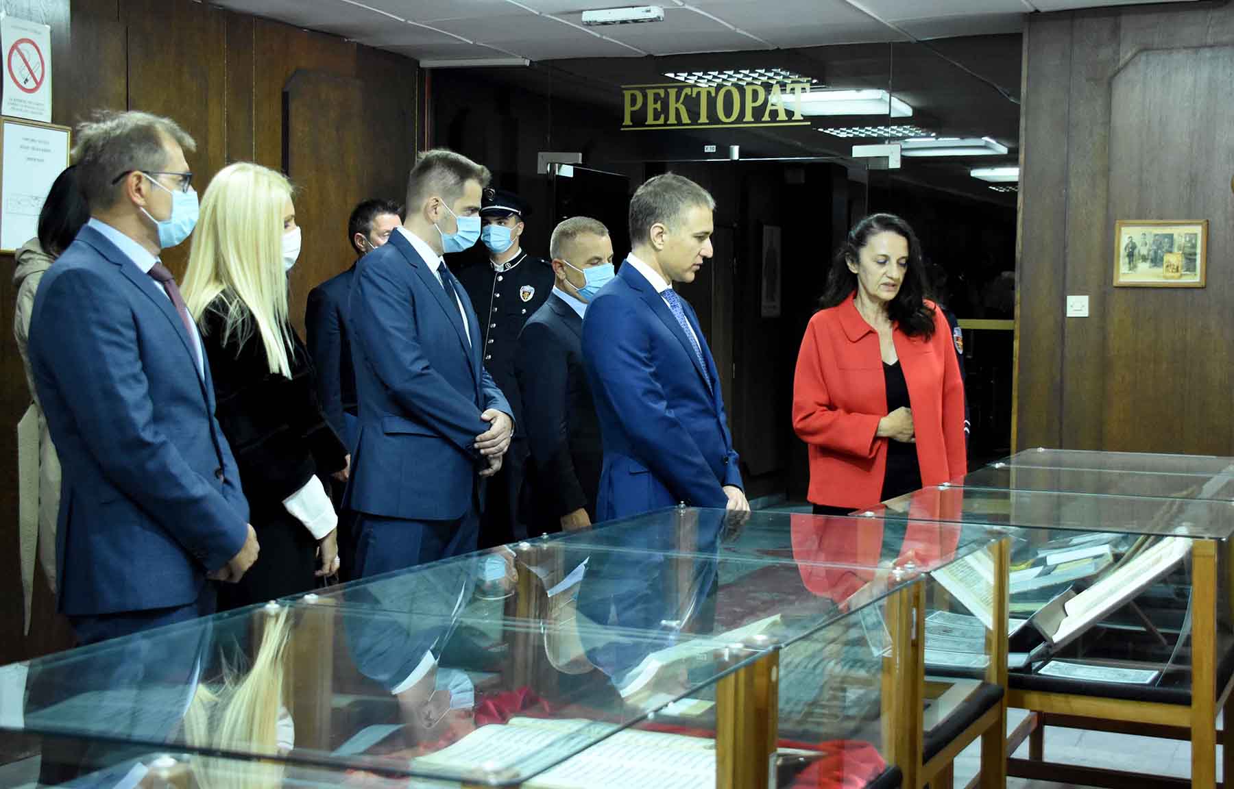 Министар Стефановић обишао изложбу „Законом заштићене старе и ретке књиге“ на КПУ