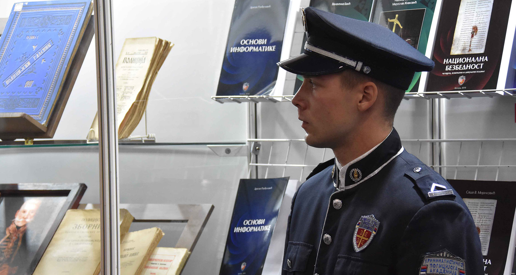 Директор полиције обишао штанд МУП-а и КПА на Међународном сајму књига