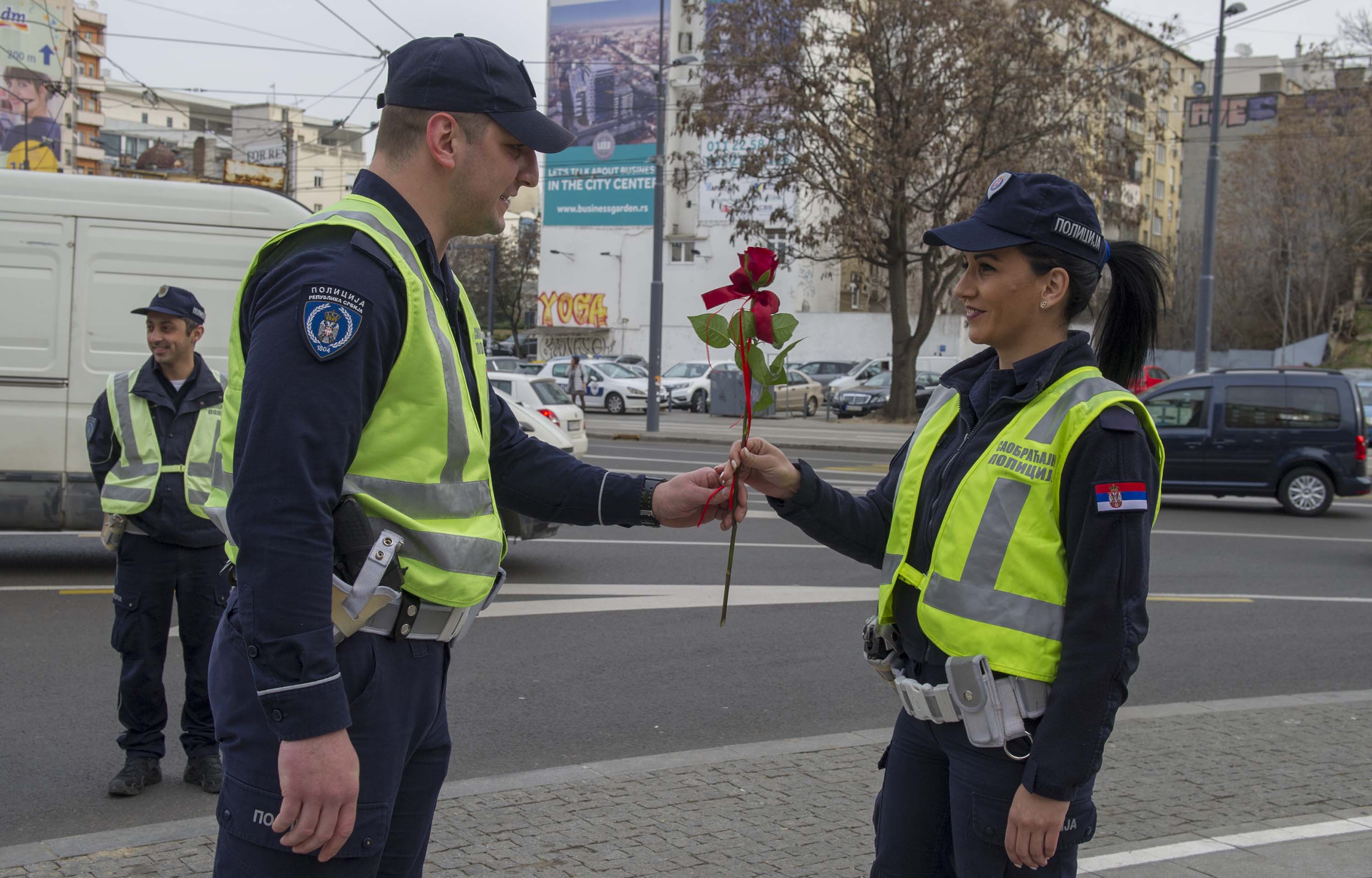 Pripadnici MUP-a prilkom redovne kontrole saobraćaja, čestitali svojim sugrađankama Osmi mart - Dan žena