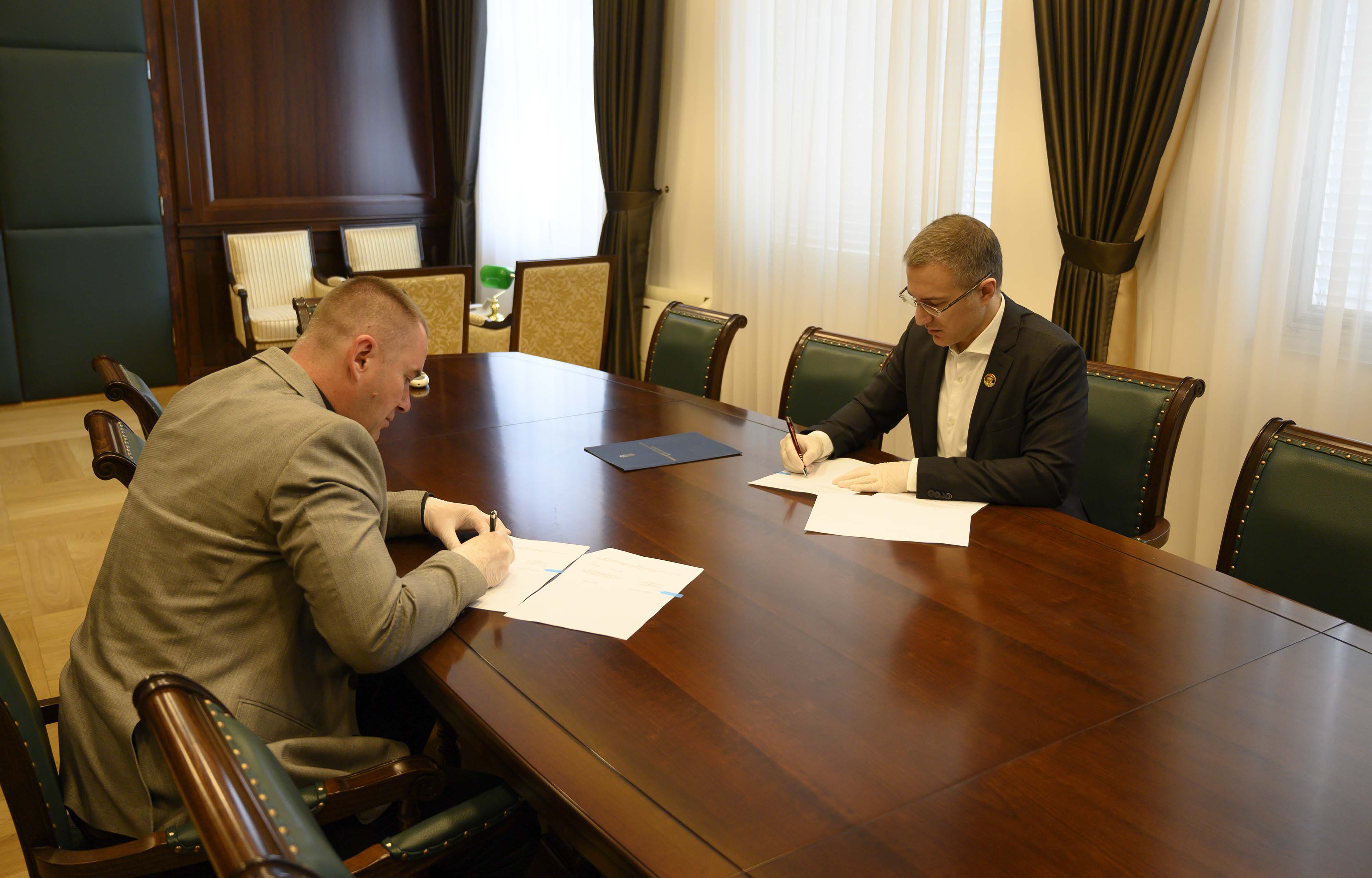 Министар Стефановић и председавајући Председништва Независног синдиката полиције потписали Анекс Посебног колективног уговора