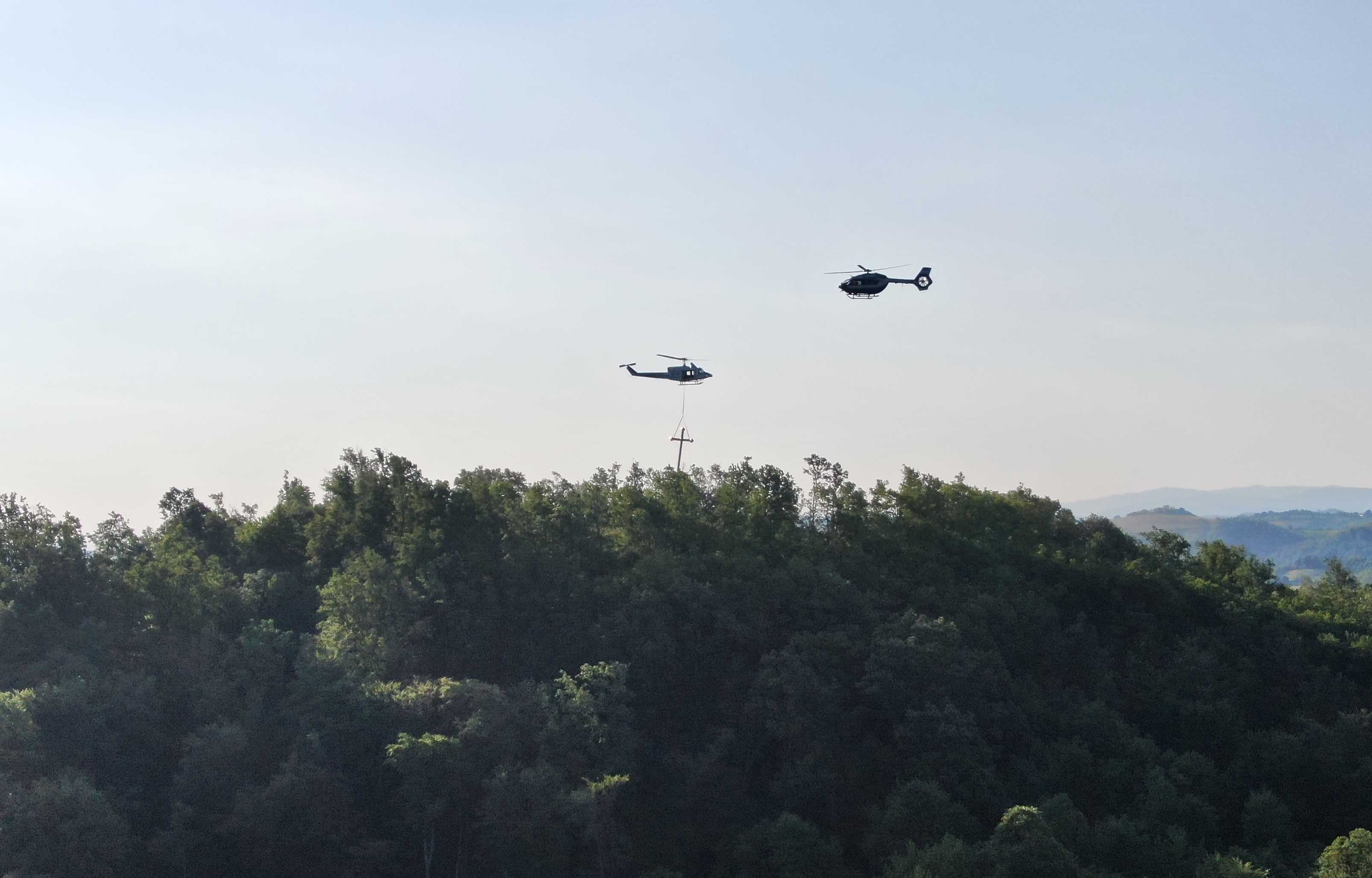 Pripadnici Helikopterske jedinice učestvovali u podizanju krsta na brdu Bojčica