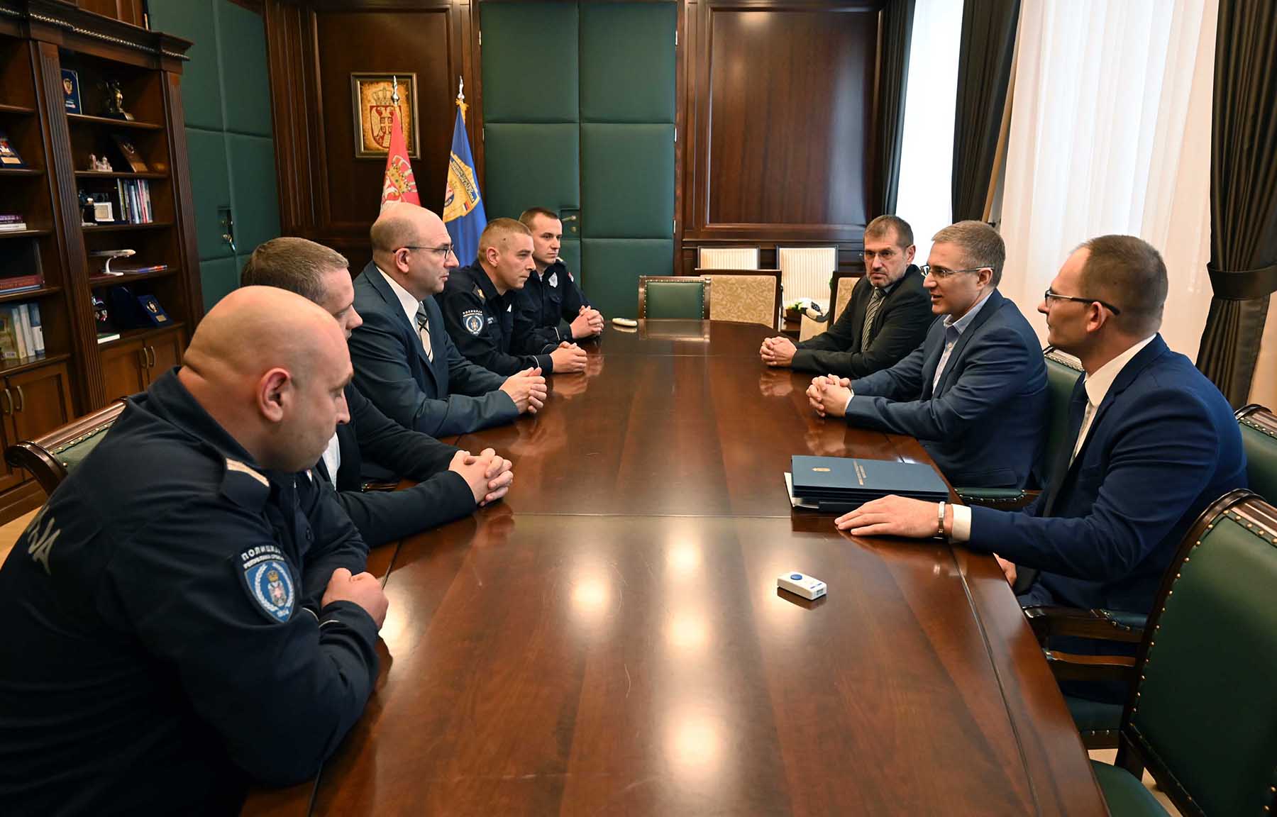 Stefanović pohvalio izuzetnu hrabrost i požrtvovanost policajaca koji su pomogli putnicima u zapalјenom autobusu