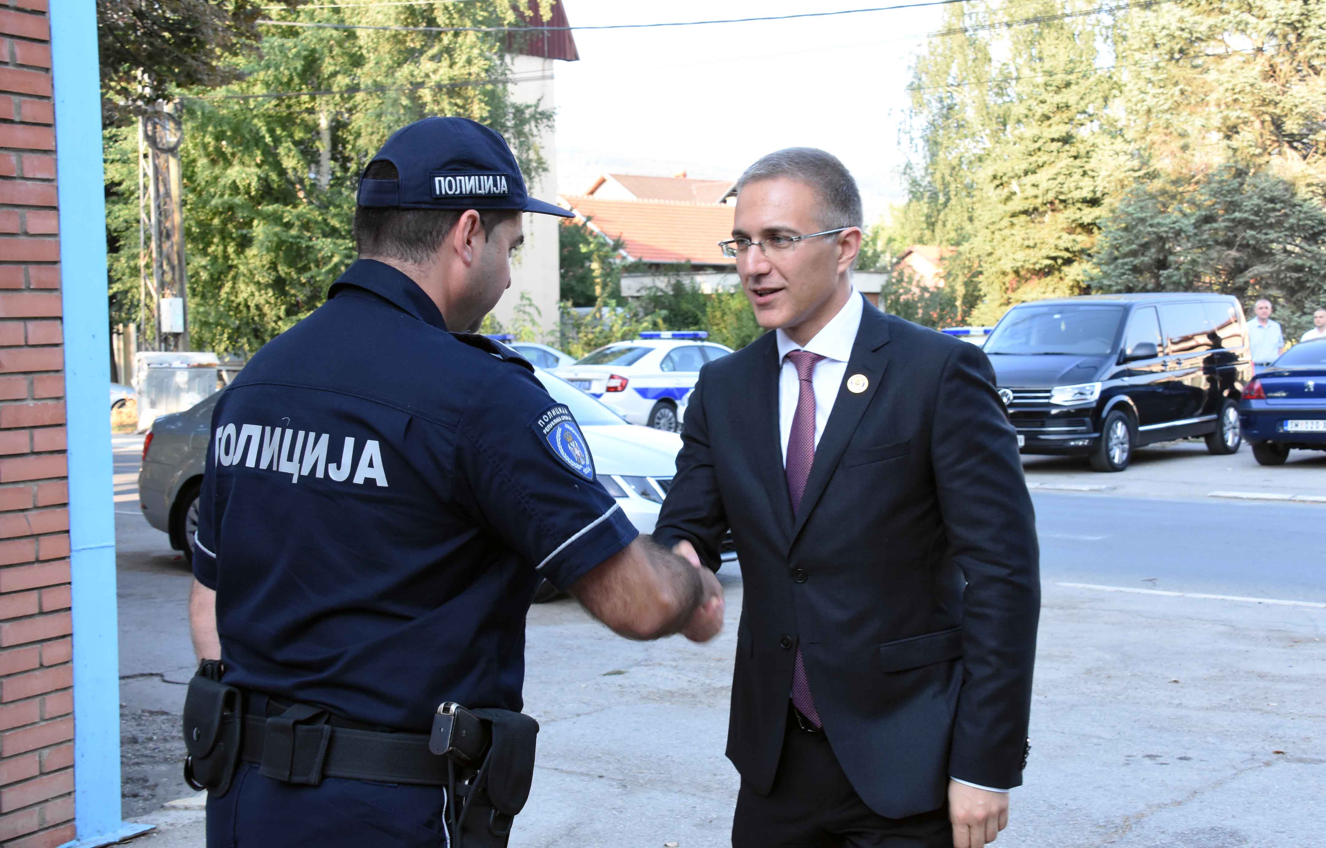 Mинистар Стефановић разговарао са полицијским службеницима из Мерошине, Дољевца и Гаџиног Хана