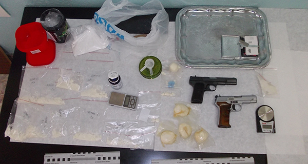 Policija pronašla amfetamin i pištolj i uhapsila osumnjičene za trgovinu narkoticima
