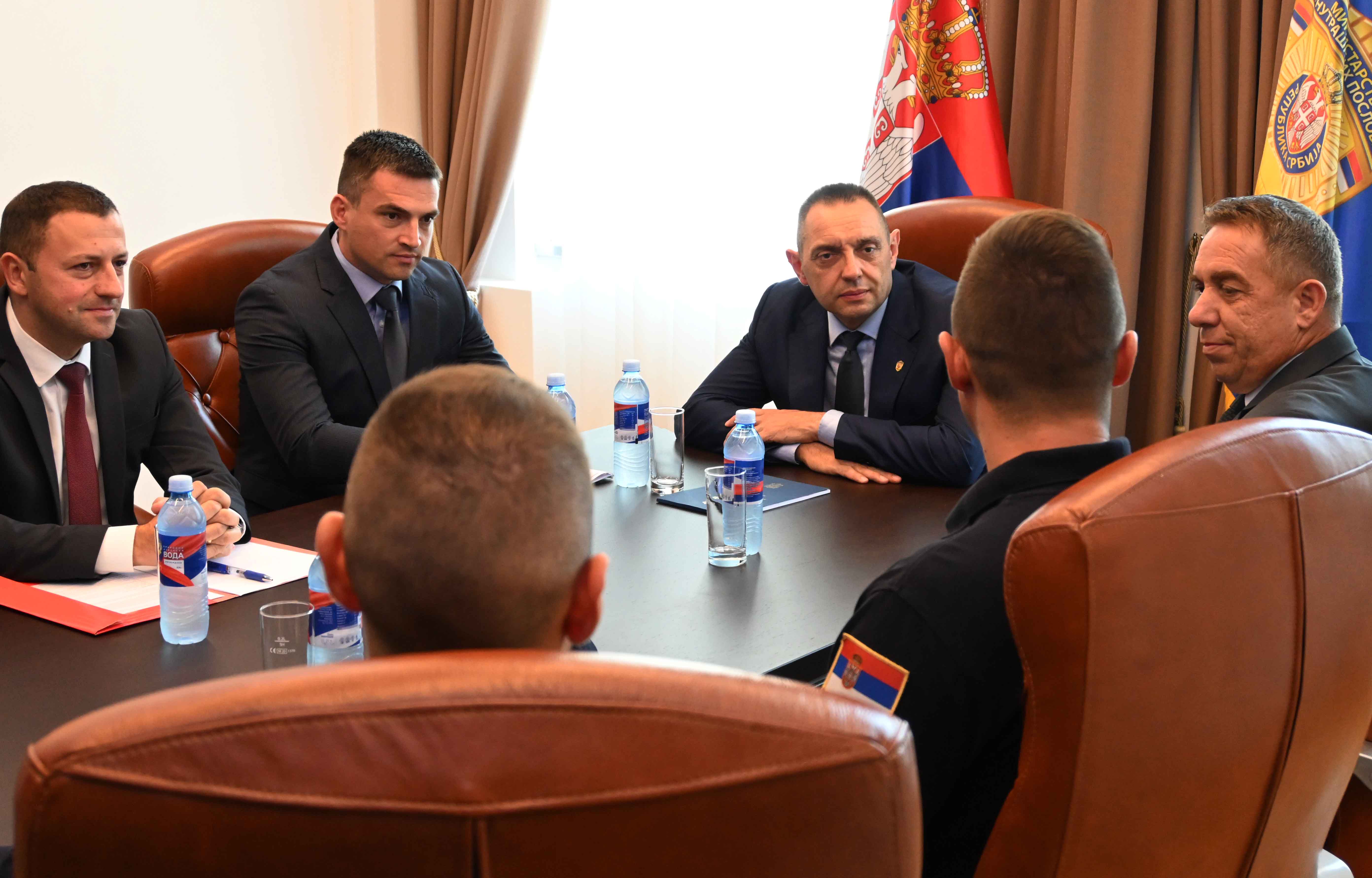 Ministar Aleksandar Vulin pohvalio je pripadnike Vatrogasno-spasilačke čete u Zaječaru, poručivši im da su oni istinski heroji