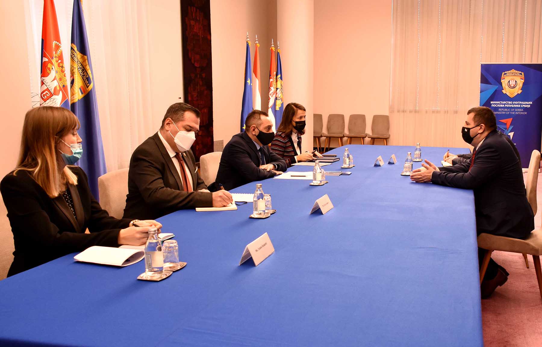 Министар Вулин разговарао са амбасадором Пинтером о безбедносној сарадњи двеју земаља