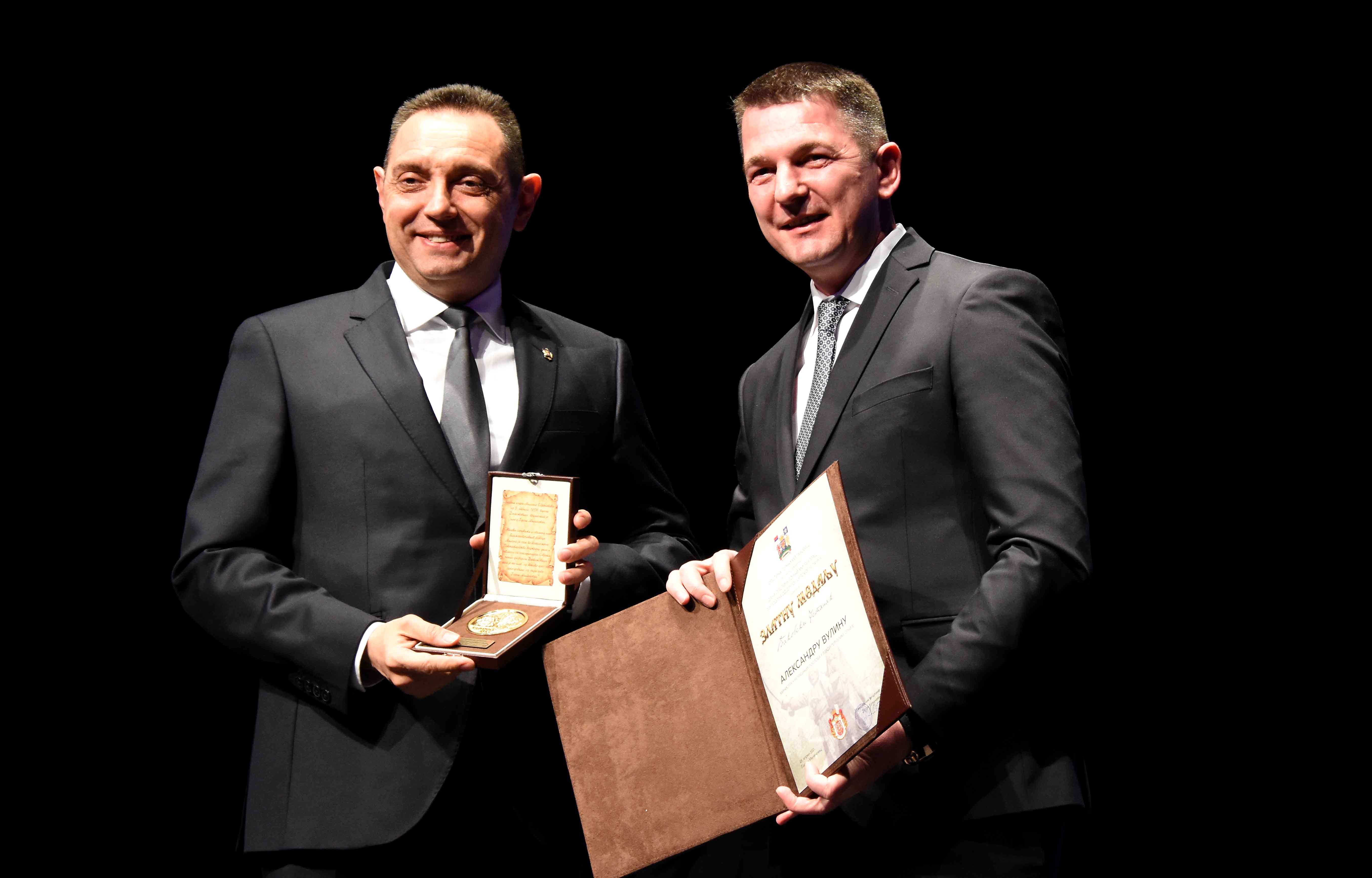 Министар Вулин добитник златне медаље „Таковски устанак“, највишег признања које Општина Горњи Милановaц додељује