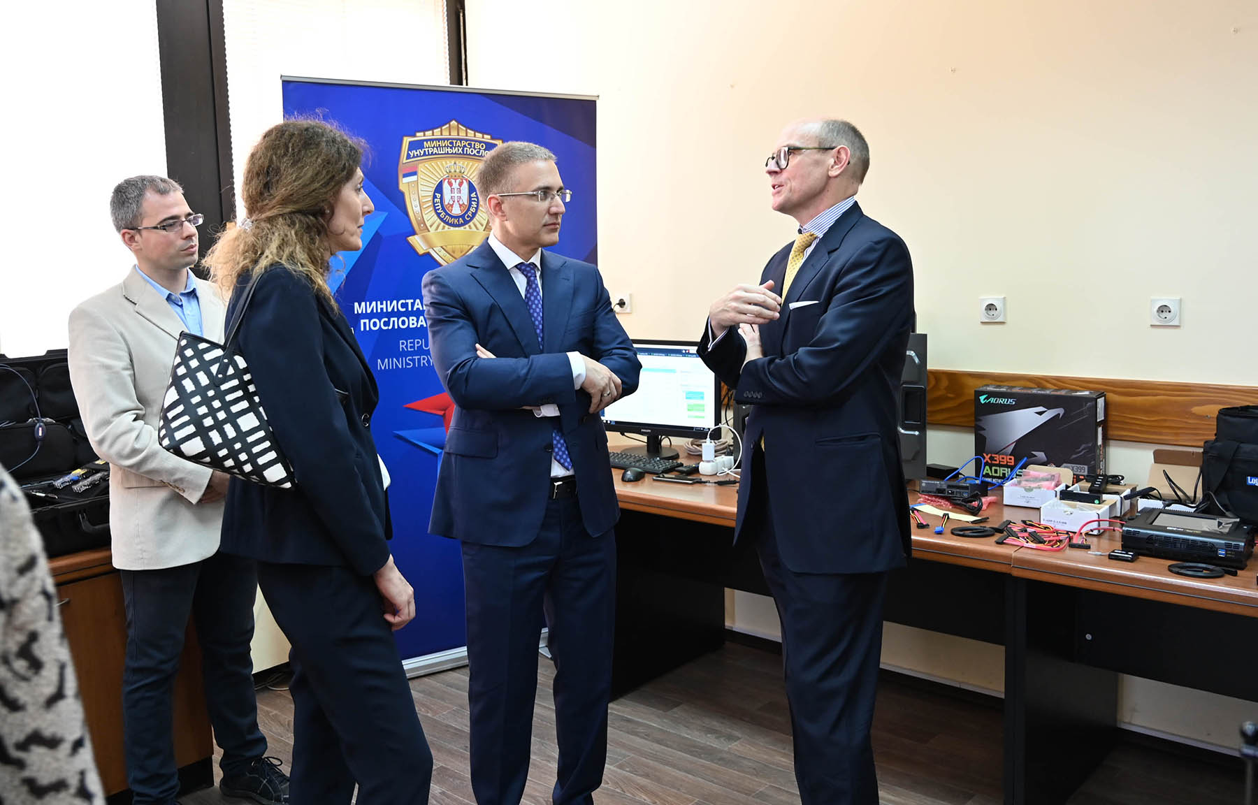 Министар Стефановић захвалио се норвешком амбасадору Бјорнстаду на донацији Националном центру за криминалистичку форензику