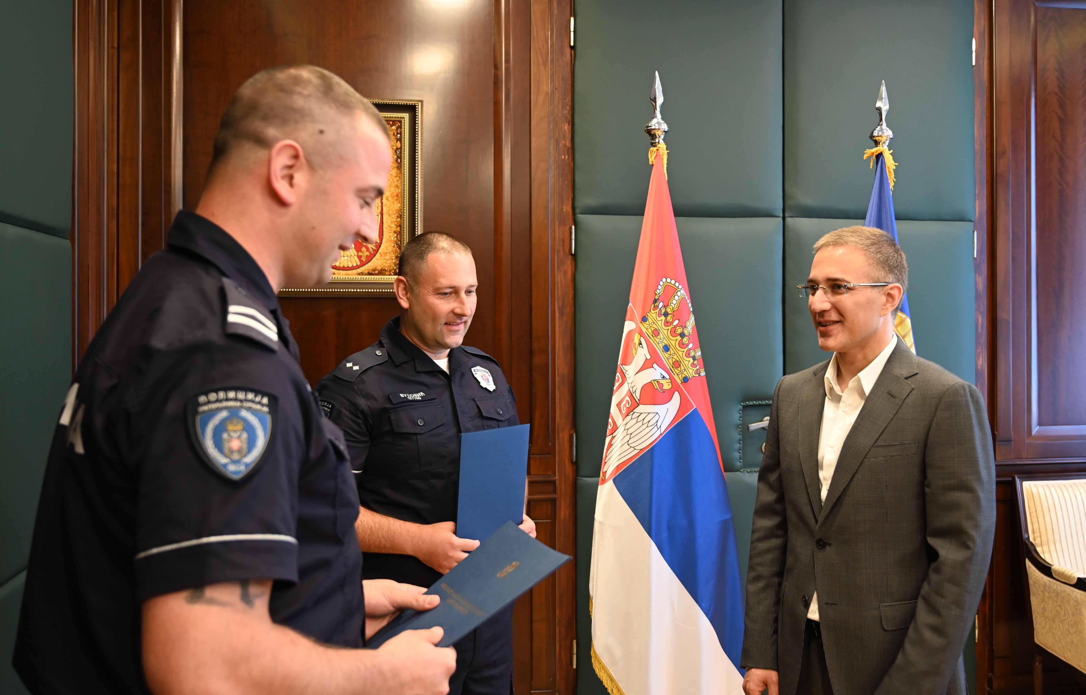 Министар Стефановић наградио полицијске службенике Полицијске станице Стари град