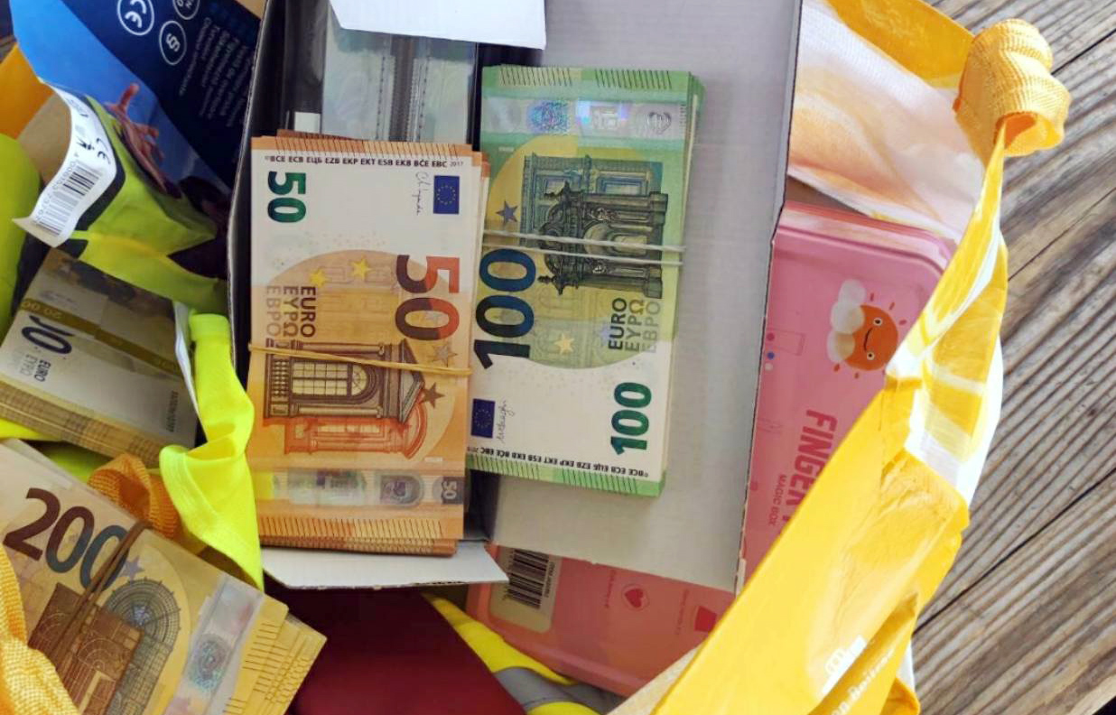 На Граничном прелазу Прешево приликом прегледа аутомобила пронађен непријављен новац – 607.990 евра, 124.924 долара, као и два смарагда