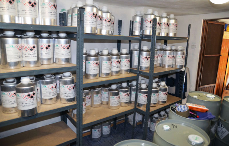 Откривена илегална лабораторија за производњу парфема 