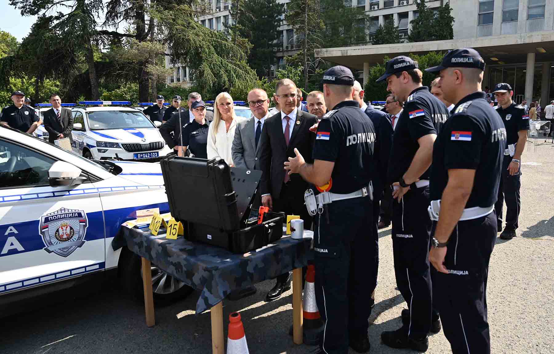 Министар Стефановић присуствовао додели 47 патролних возила припадницима Управе саобраћајне полиције