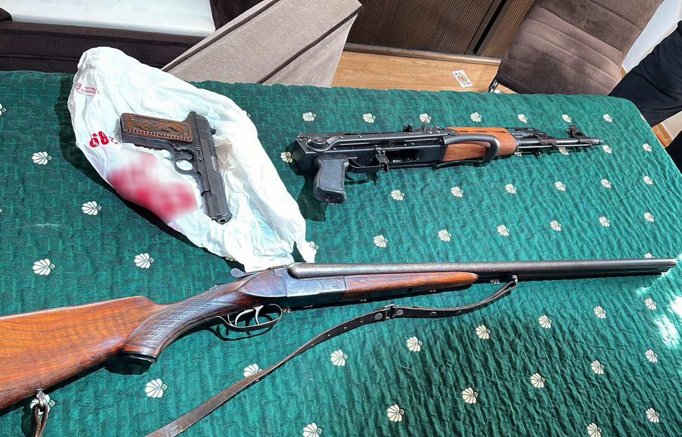 Пронађени пиштољ, аутоматска и две ловачке пушке