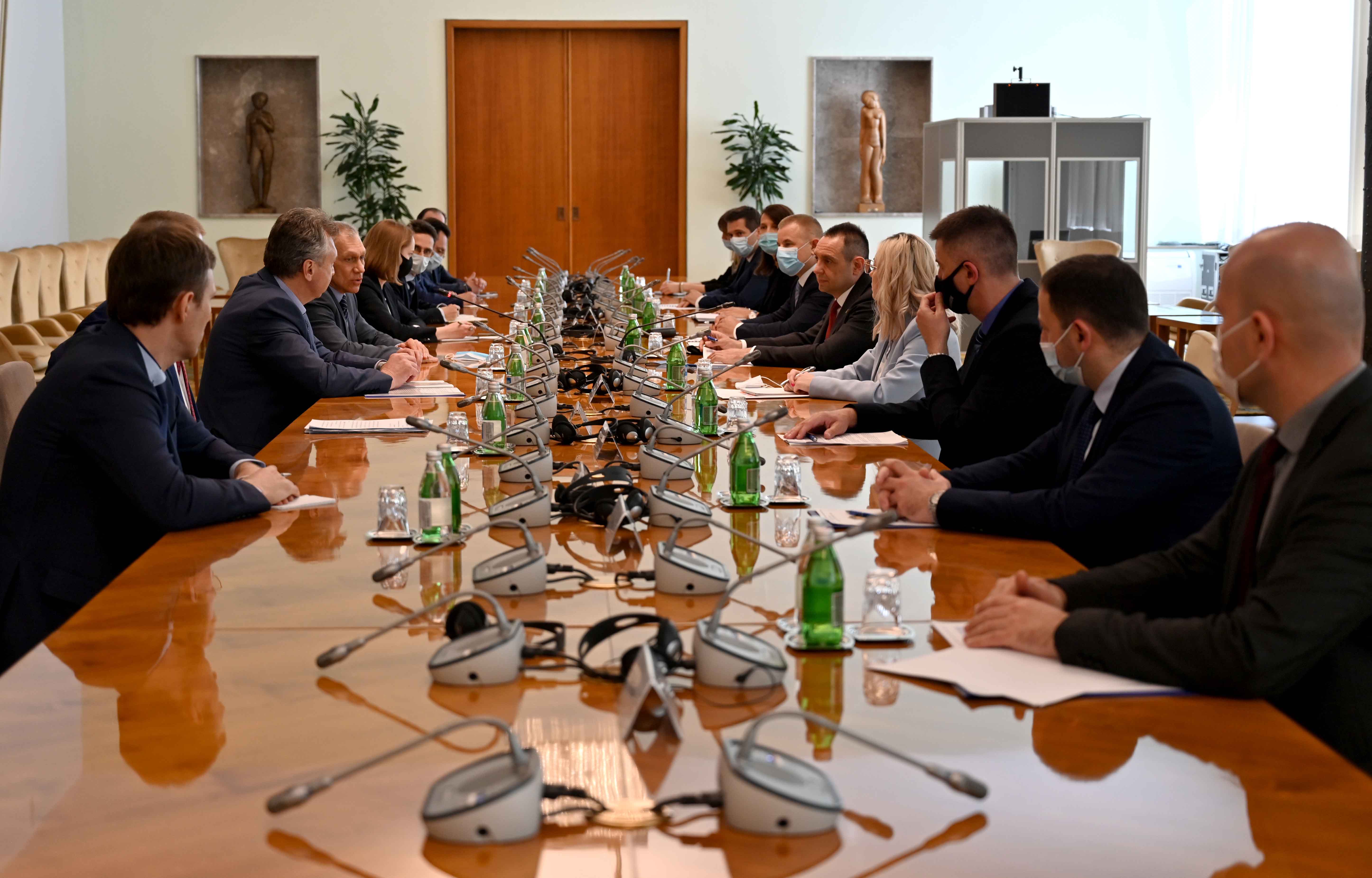 Ministar Vulin na sastanku sa ambasadorom Bocan-Harčenkom i delegacijom iz Moskve o unapređenju saradnje