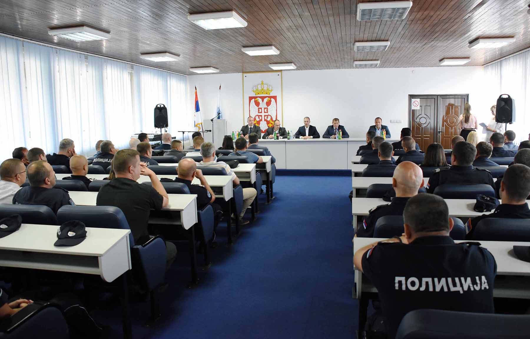 Министар Стефановић разговарао са полицијским службеницима Полицијске станице Мајданпек