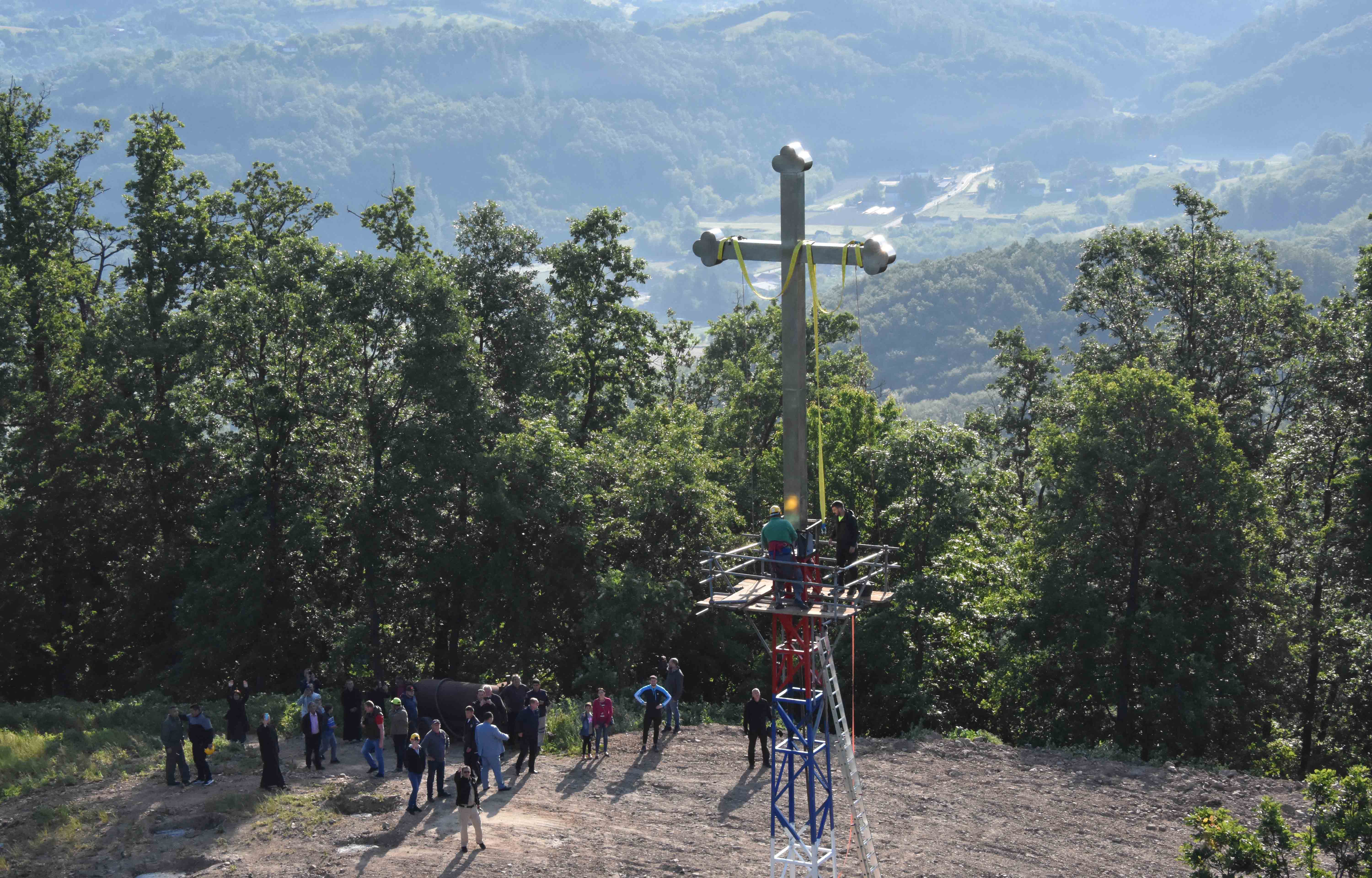 Pripadnici Helikopterske jedinice učestvovali u podizanju krsta na brdu Bojčica
